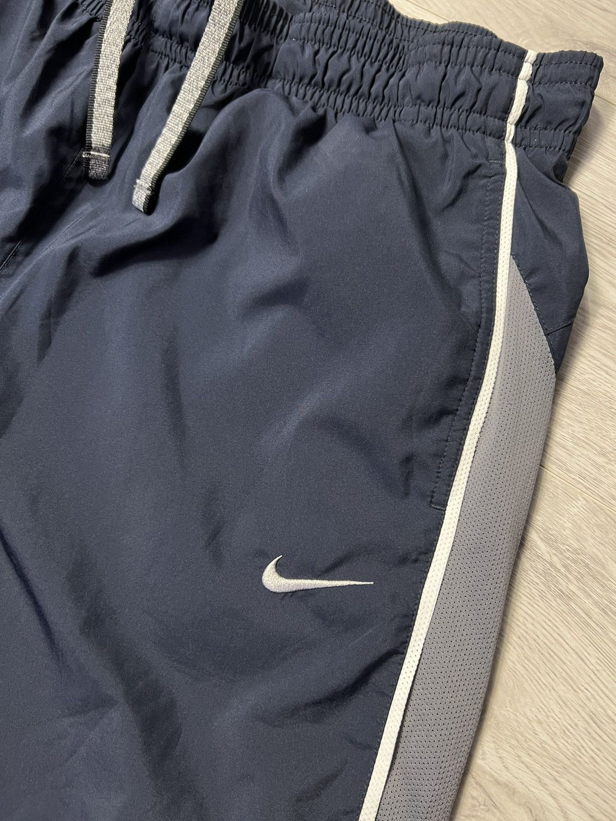 Nike × Vintage Vintage Nike Nylon Shorts Embroidered Swoosh Logo Size US 36 / EU 52 - 8 Thumbnail
