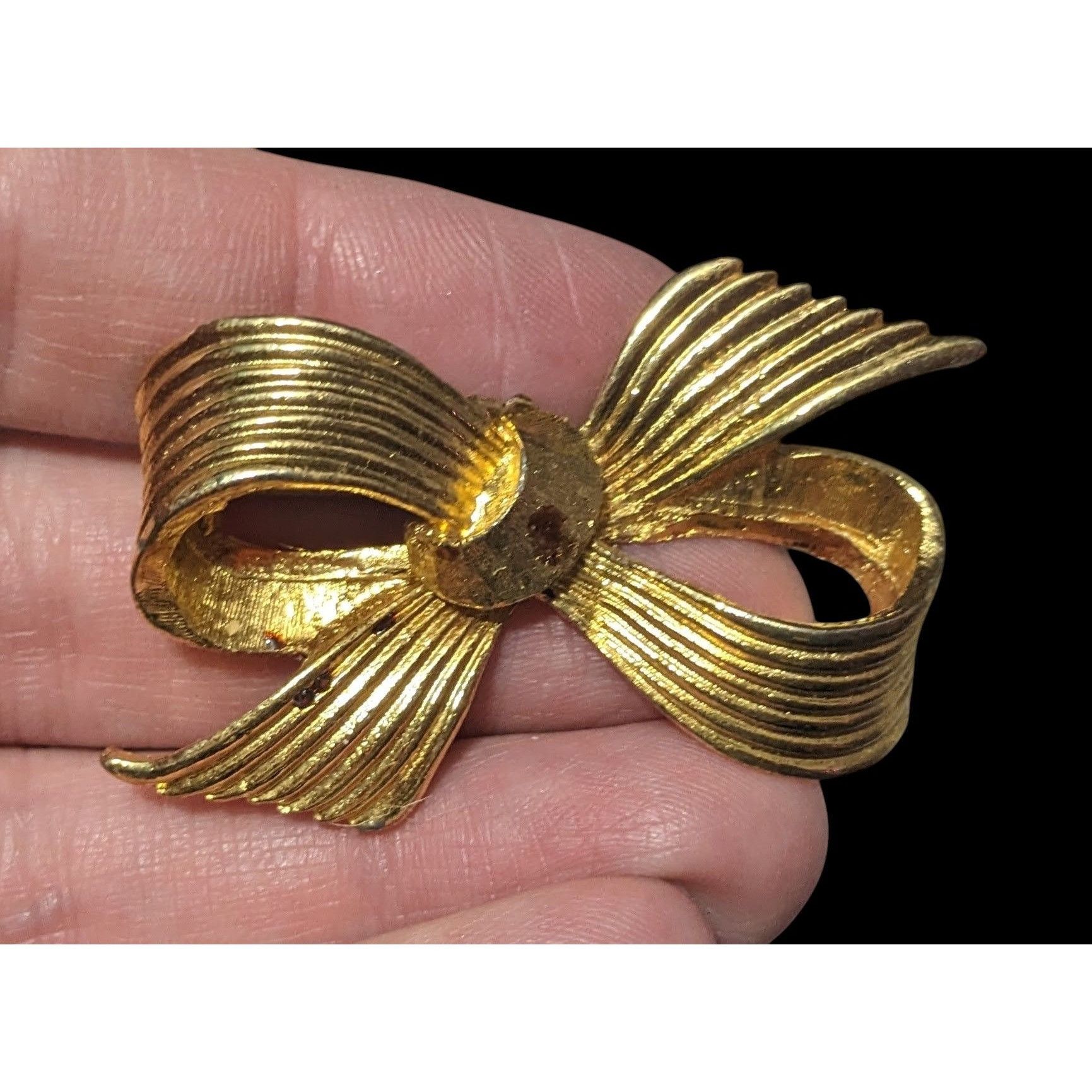 Other Vintage Bow Shaped Gold Tone Metal Brooch Size ONE SIZE - 2 Thumbnail