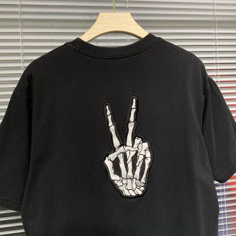 Balenciaga Balenciaga Short-sleeve T-shirt with dissolved smile and v Size US L / EU 52-54 / 3 - 8 Thumbnail
