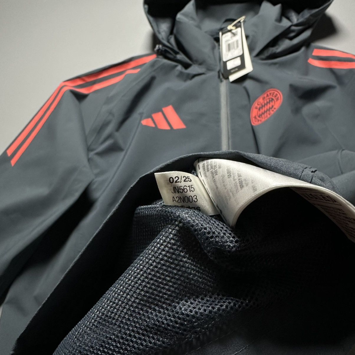 Adidas NWT BAYERN MUNICH 2025/2026 FOOTBALL SOCCER TRAINING JACKET Size US S / EU 44-46 / 1 - 9 Thumbnail