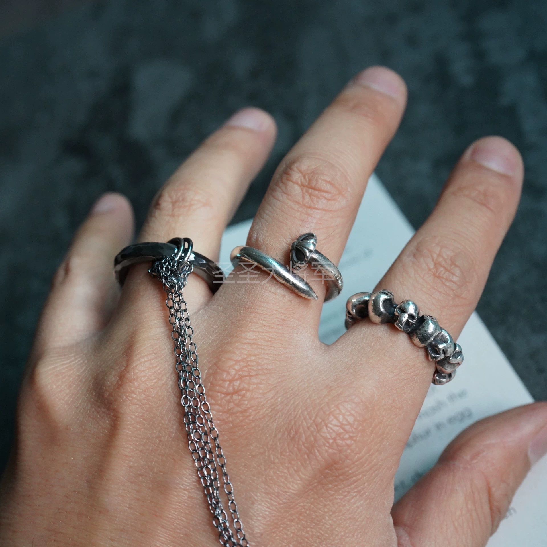 Chin Teo Chin Teo oxidized black hammered chain ring US9 Size ONE SIZE - 5 Thumbnail