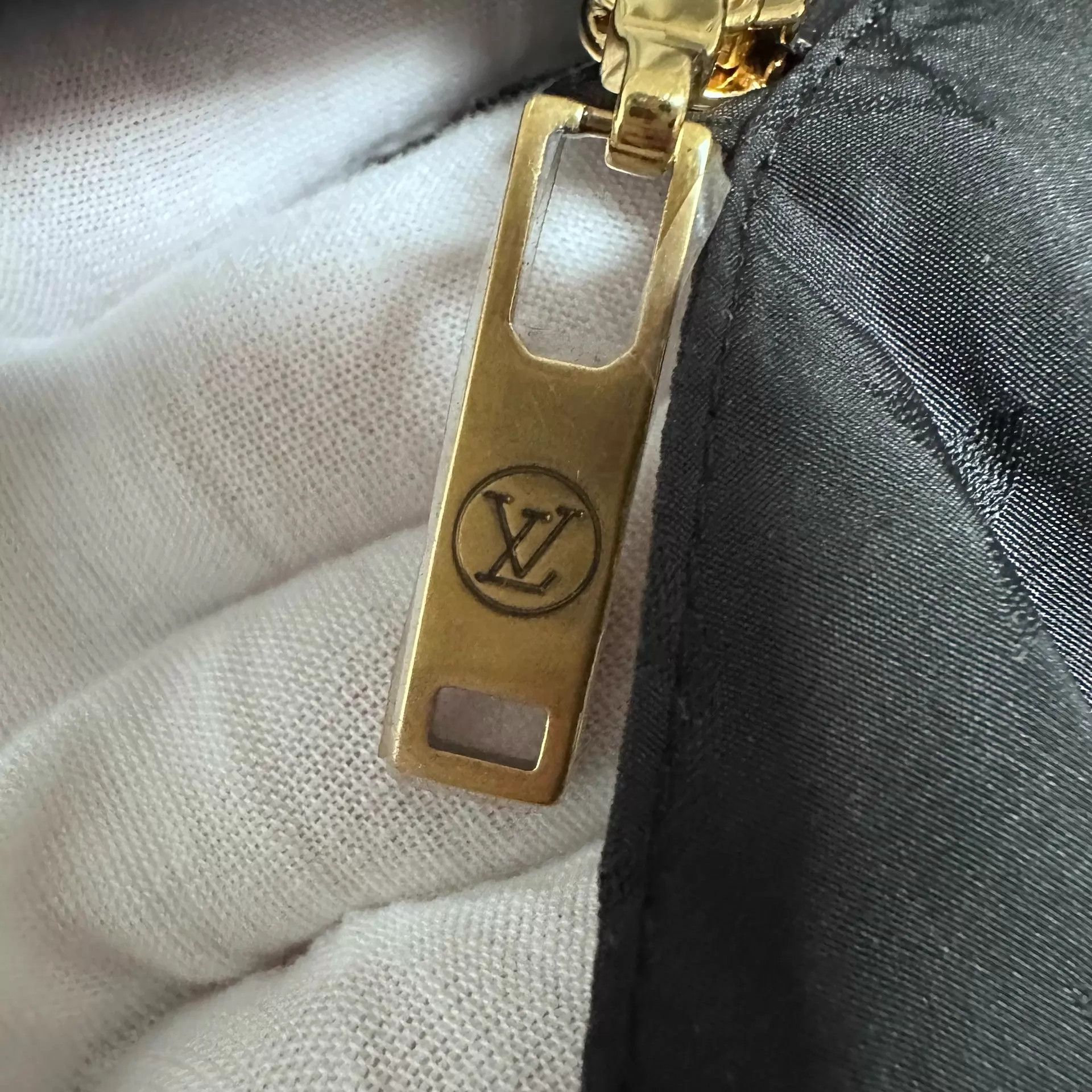 Louis Vuitton LV All Over Logo Sleeveless Puffer Cape Black Size XS / US 0-2 / IT 36-38 - 6 Thumbnail
