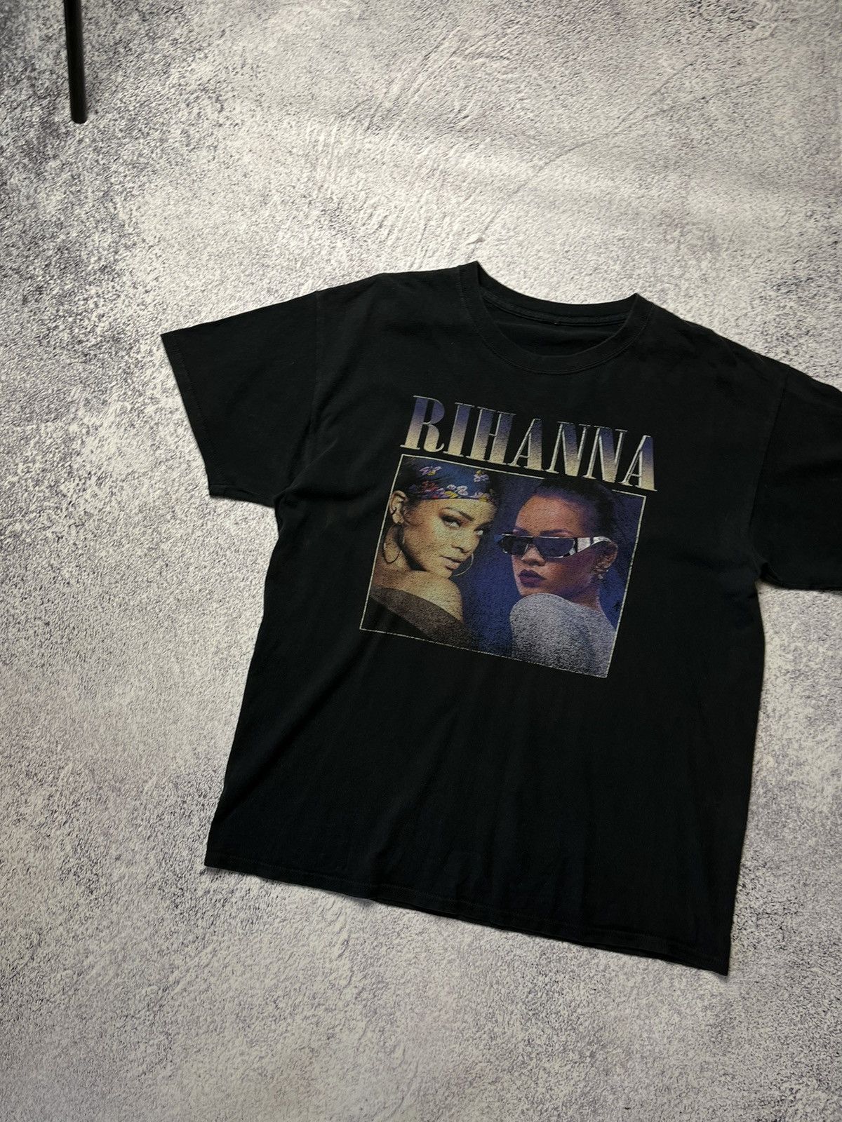 Band Tees Rihanna Vintage big logo Gildan band tee shirt Size US M / EU 48-50 / 2 - 2 Thumbnail