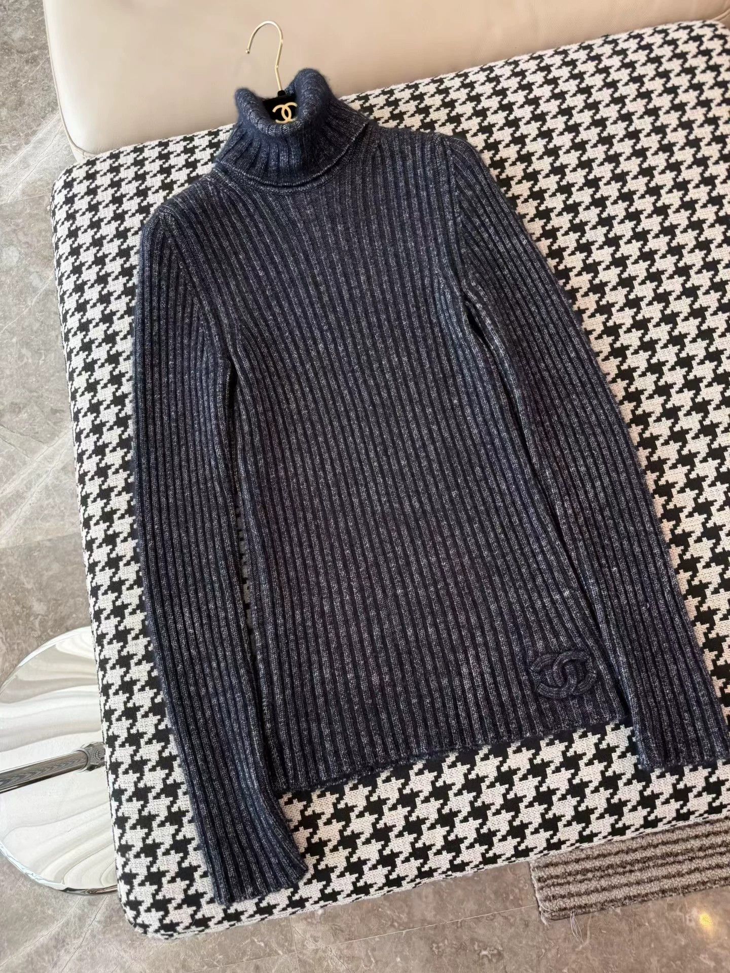 Chanel Chanel embossed logo cashmere-silk sweater 40 (small） Size M / US 6-8 / IT 42-44 - 9 Thumbnail