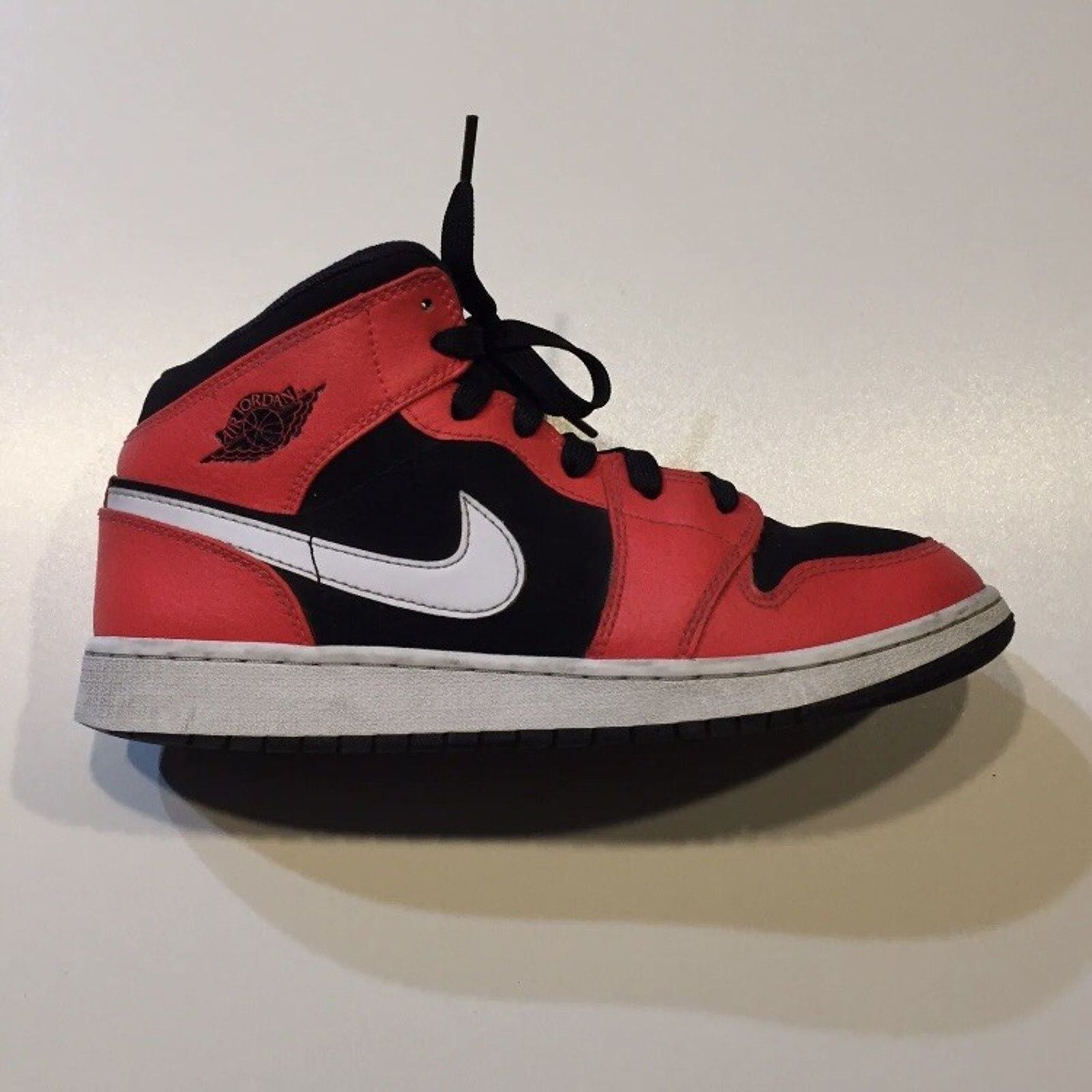 Nike Nike Air Jordan 1 Mid Infrared 23 Red Black 554725 061 GS Size US 7 / EU 40 - 5 Thumbnail