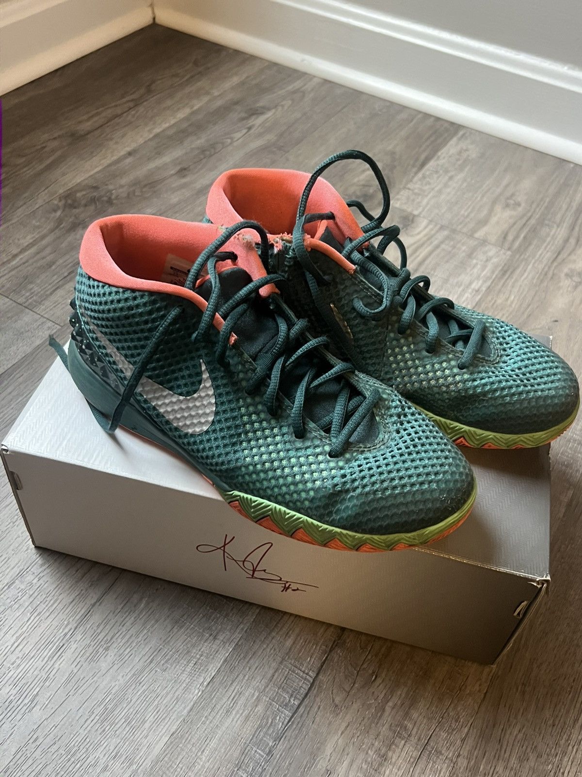 Nike Kyrie1 (gs) Size US 7 / EU 40 - 1 Thumbnail