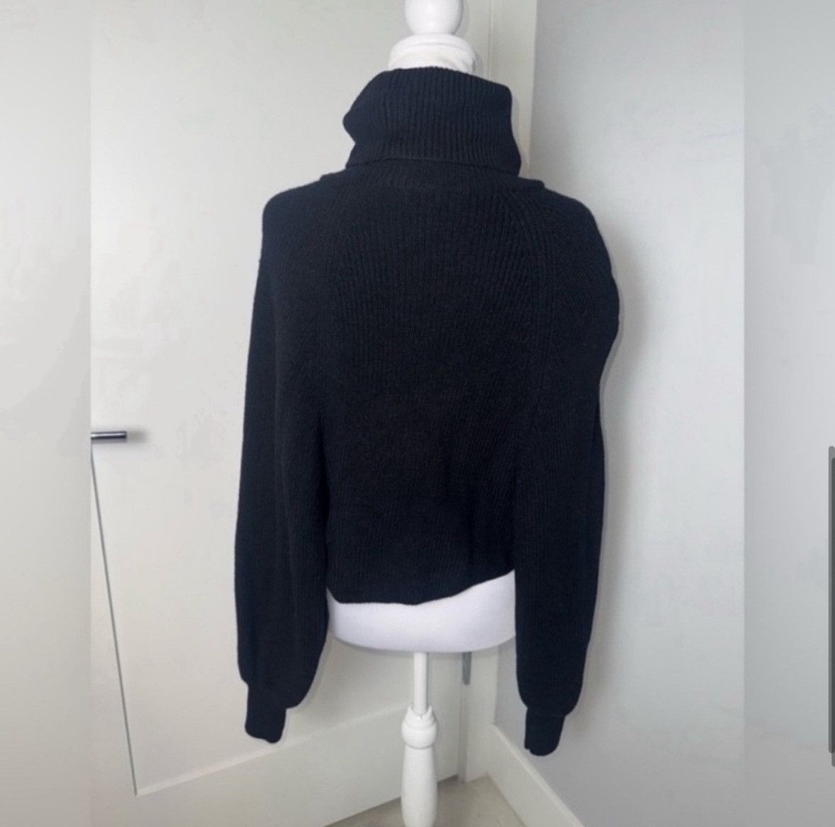 Alice + Olivia Alice and Olivia Noriko Cropped Turtleneck Sweater/XS Size XS / US 0-2 / IT 36-38 - 6 Thumbnail