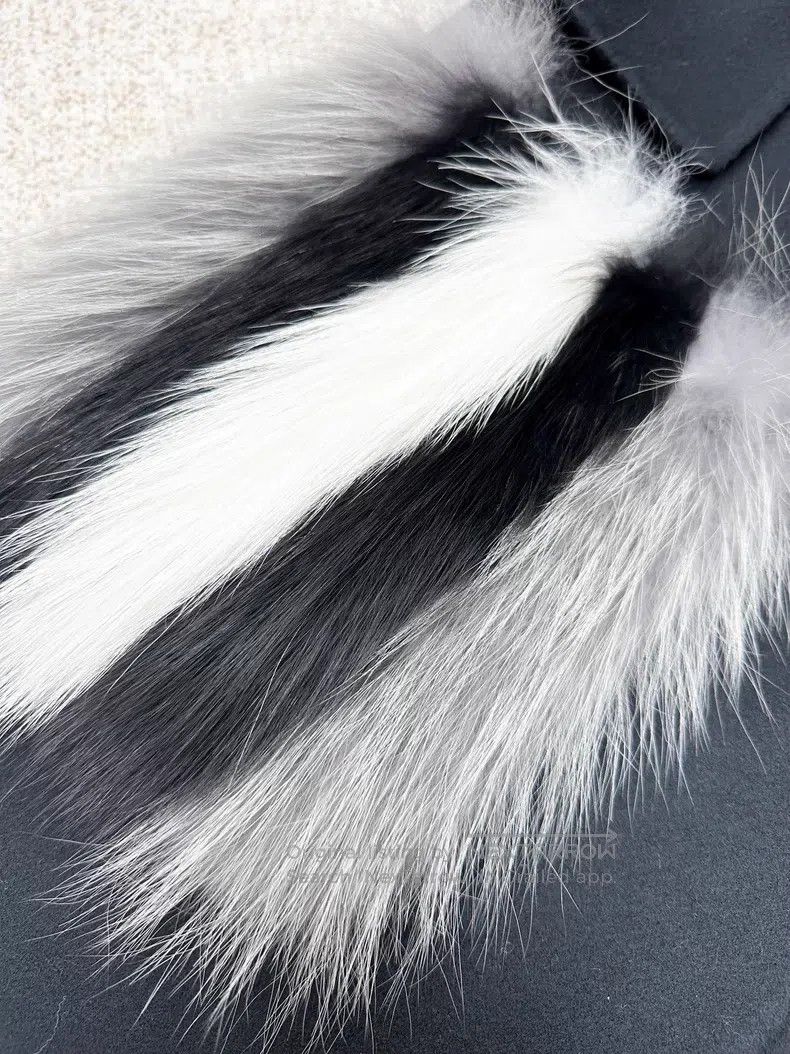 Fendi Fendi Black and White Mixed Fur Pocket Black Cloak Wool Co Size XS / US 0-2 / IT 36-38 - 4 Thumbnail