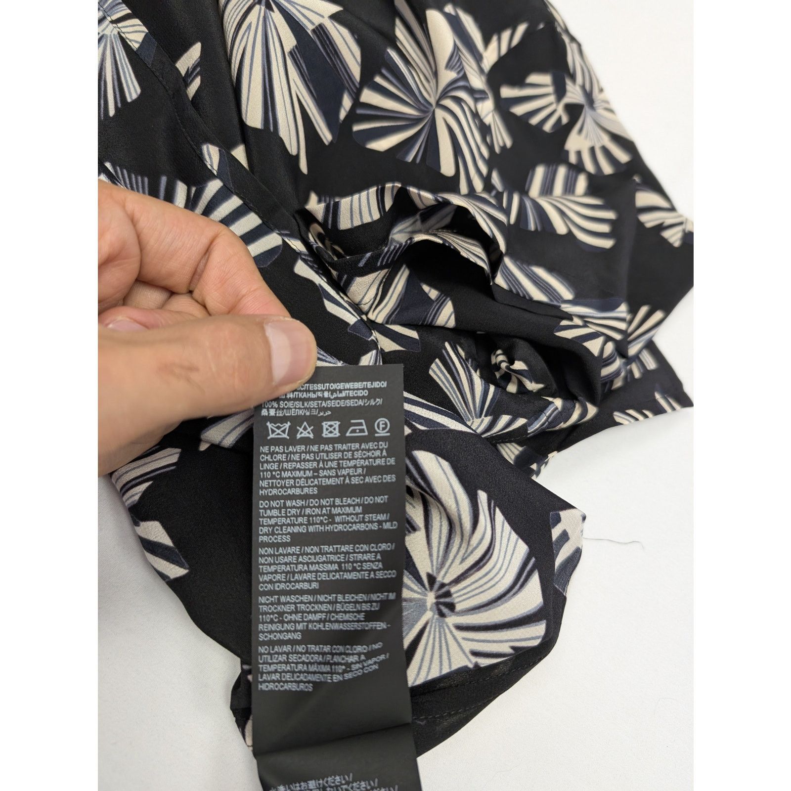 Saint Laurent Paris o1rshd1 Imprime Fleur Origami Half sleeve Shirt in Noir Size US S / EU 44-46 / 1 - 12 Thumbnail