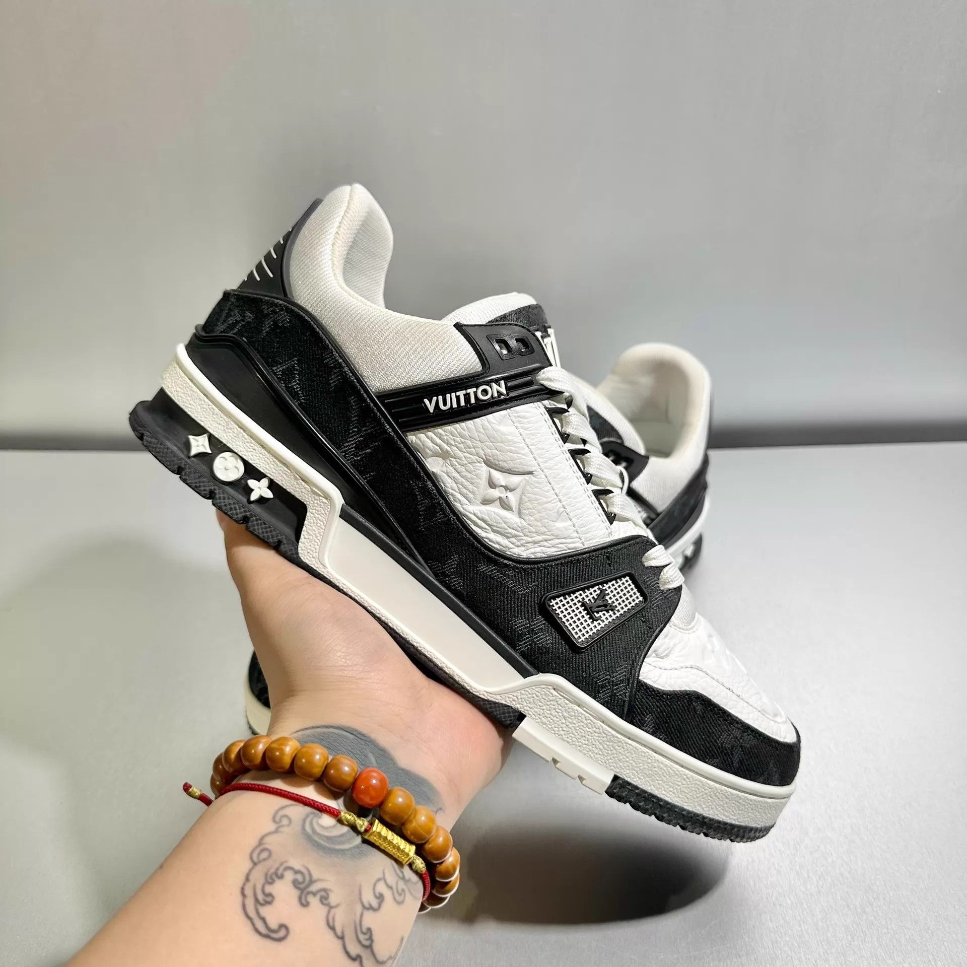 Louis Vuitton Louis Vuitton Trainer 8/42 Denim Black & White Worn once Size US 9 / EU 42 - 8 Thumbnail