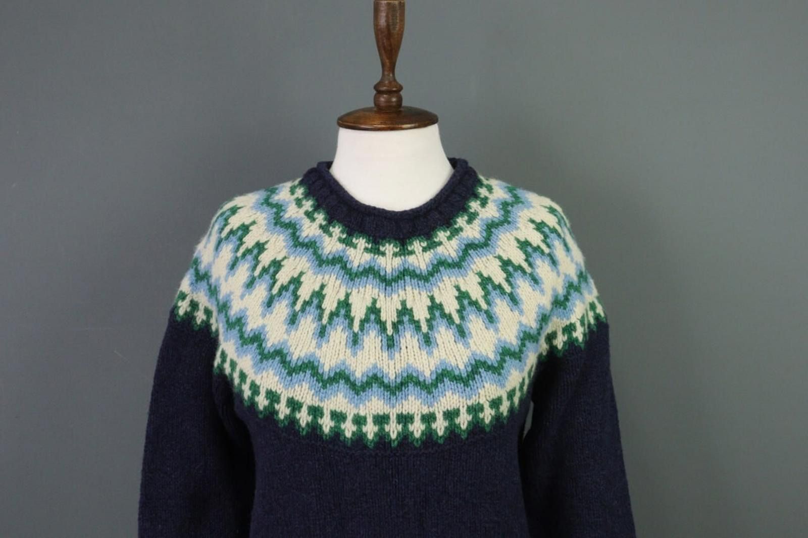 L.L. Bean L.L.Bean Navy Geometric 100% Wool Crew Neck Sweater Size M Size M / US 6-8 / IT 42-44 - 2 Thumbnail