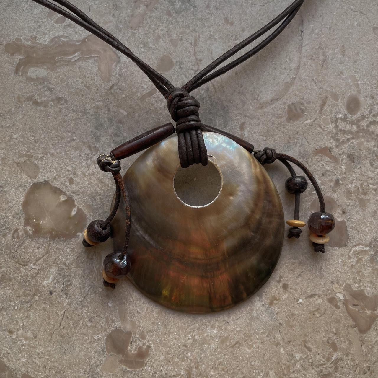 Vintage Vintage Leather Necklace with Shell Pendant Size ONE SIZE - 1 Thumbnail