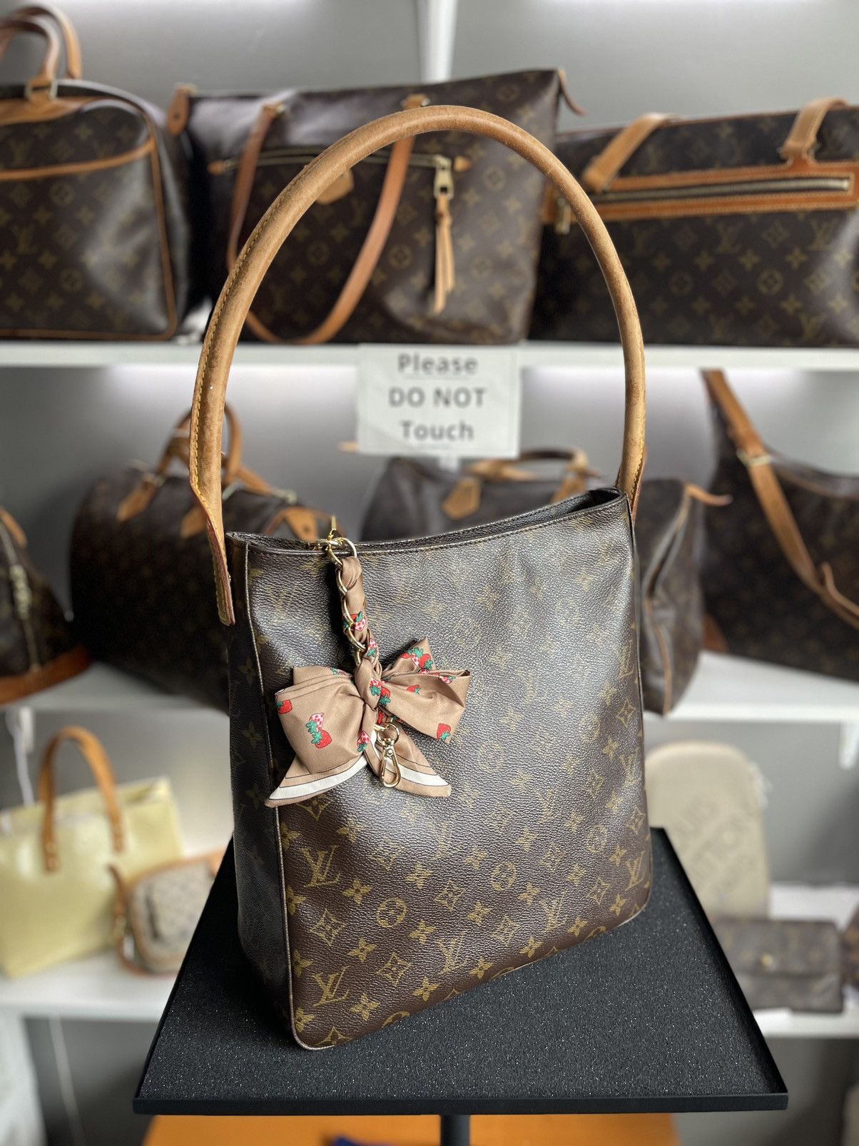 Louis Vuitton Louis Vuitton Looping Bag Size ONE SIZE - 3 Thumbnail