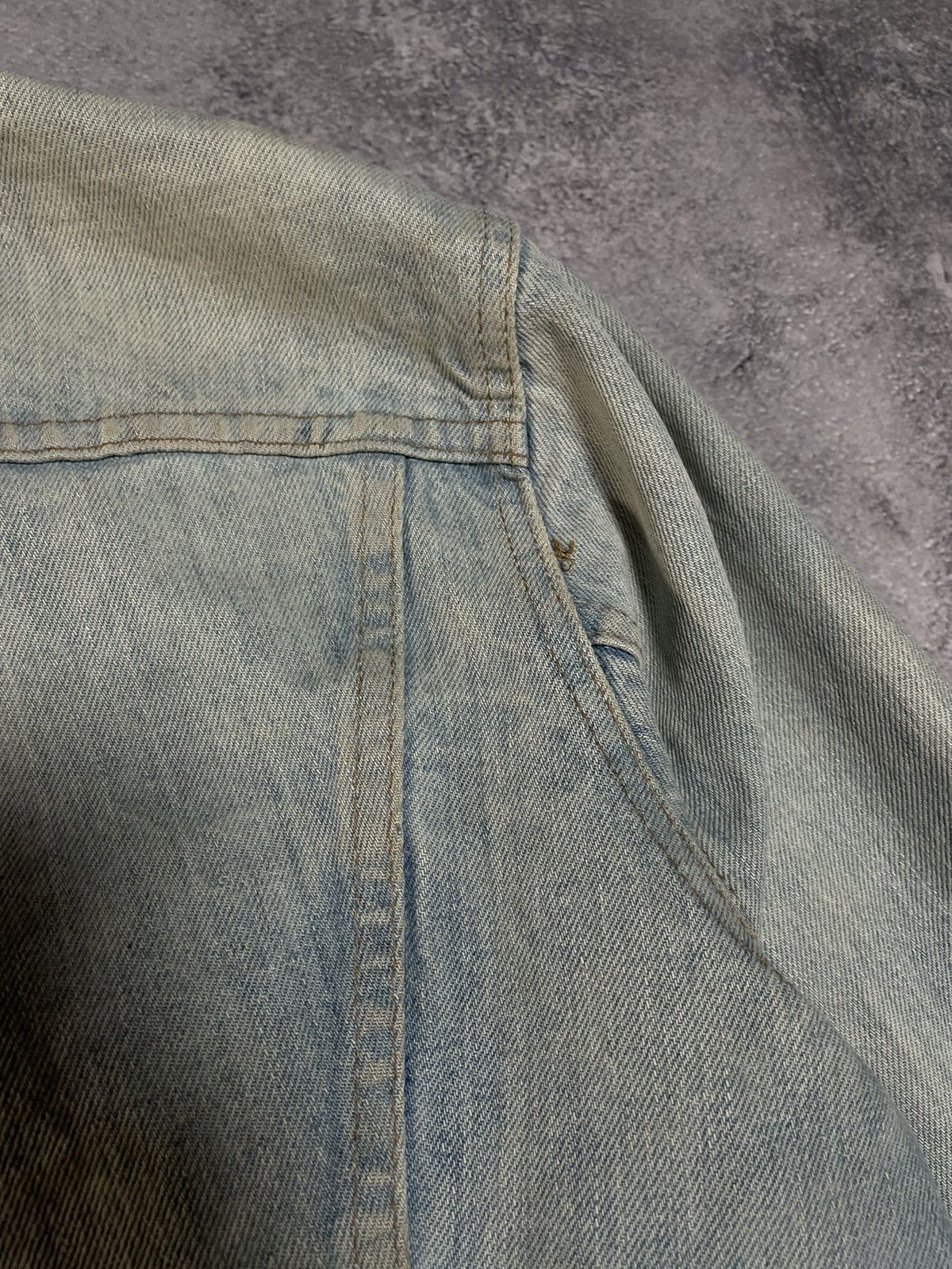 Levi's Vintage 80s Levi’s Light Wash Denim Trucker Jacket Size US M / EU 48-50 / 2 - 15 Thumbnail