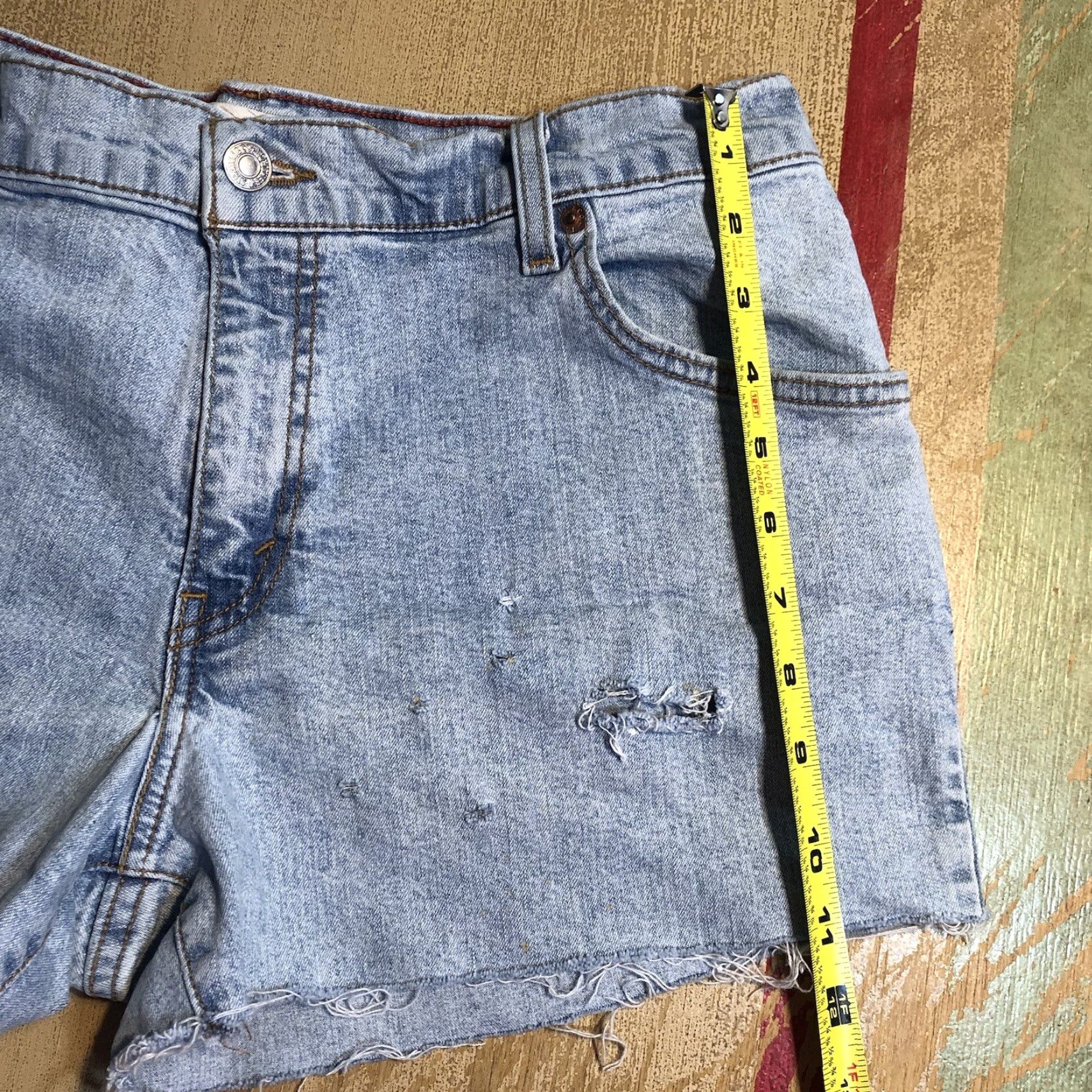 Levi's VINTAGE Levi's 550 Relaxed Denim Cut-Off Shorts Womens 12 Blue Distressed Raw Hem 90s 5-Pocket Jeans, Casual Size 34" / US 12 / IT 48 - 6 Thumbnail