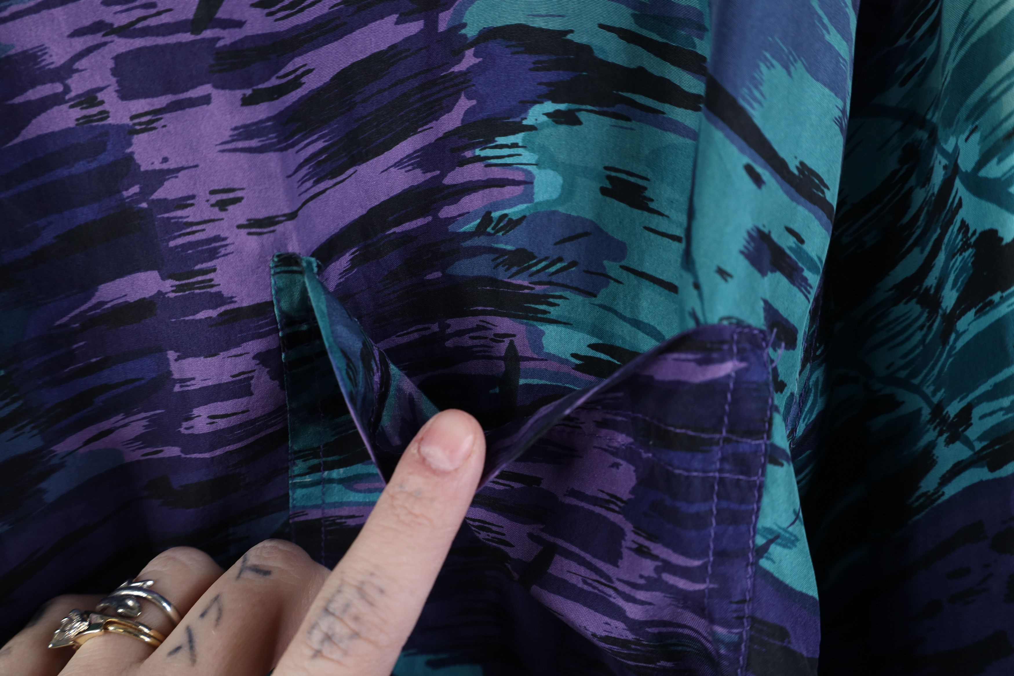 Vintage Vintage 90s Streetwear Baggy Silk Collared Button Shirt Size M / US 6-8 / IT 42-44 - 8 Thumbnail