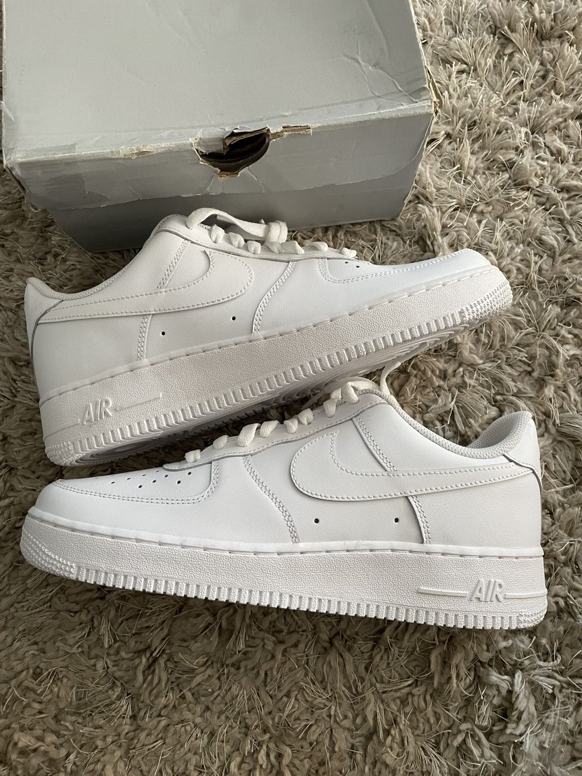 Nike Air Force 1 Triple White Size US 10 / EU 43 - 2 Thumbnail