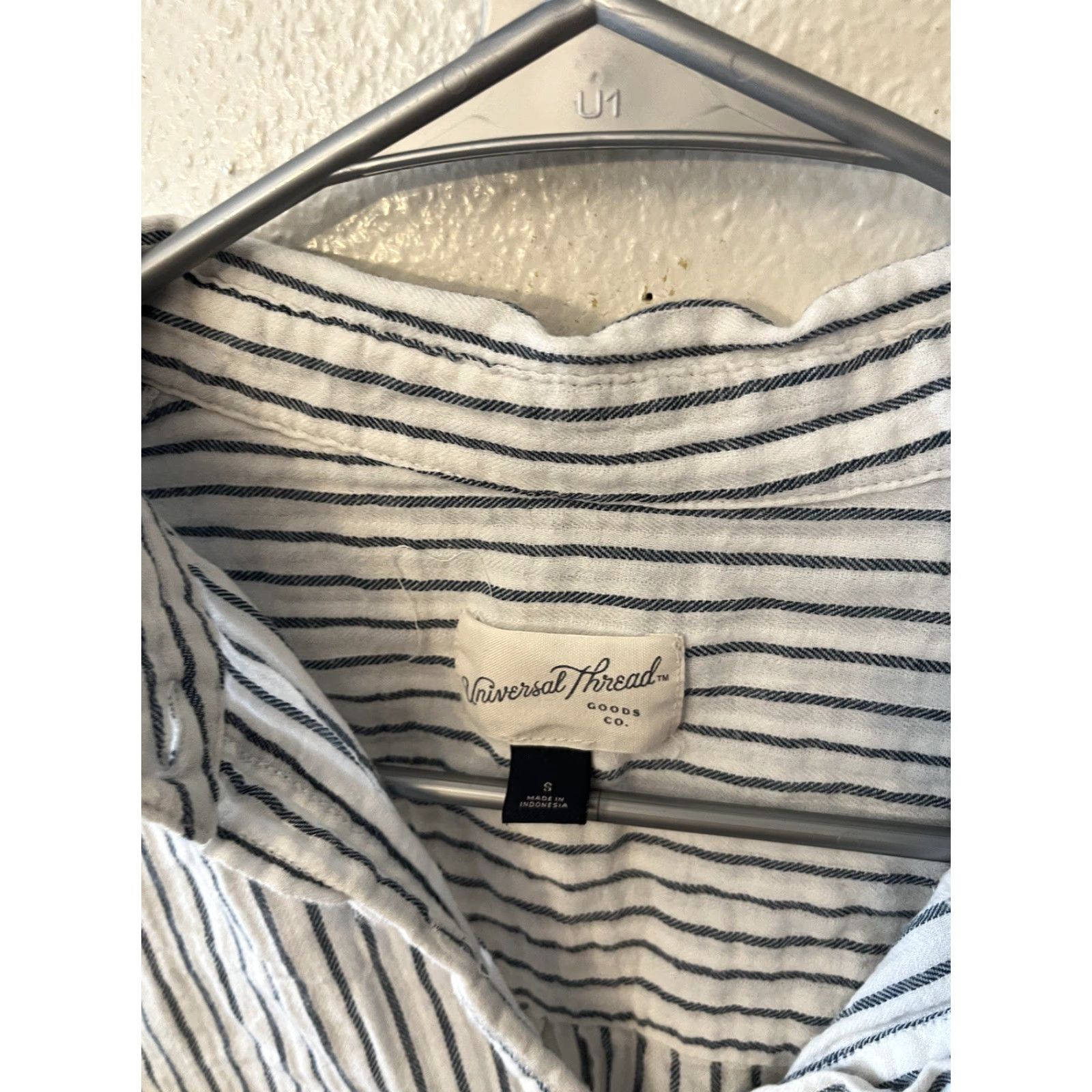 Vintage VINTAGE Universal Thread Shirt Womens Size Small White Striped Relaxed Fit Button Up Size S / US 4 / IT 40 - 3 Thumbnail