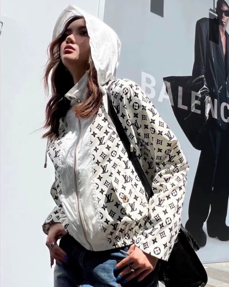 Louis Vuitton Louis Vuitton 23 white logo full-print hooded zippered lon Size XS / US 0-2 / IT 36-38 - 9 Thumbnail