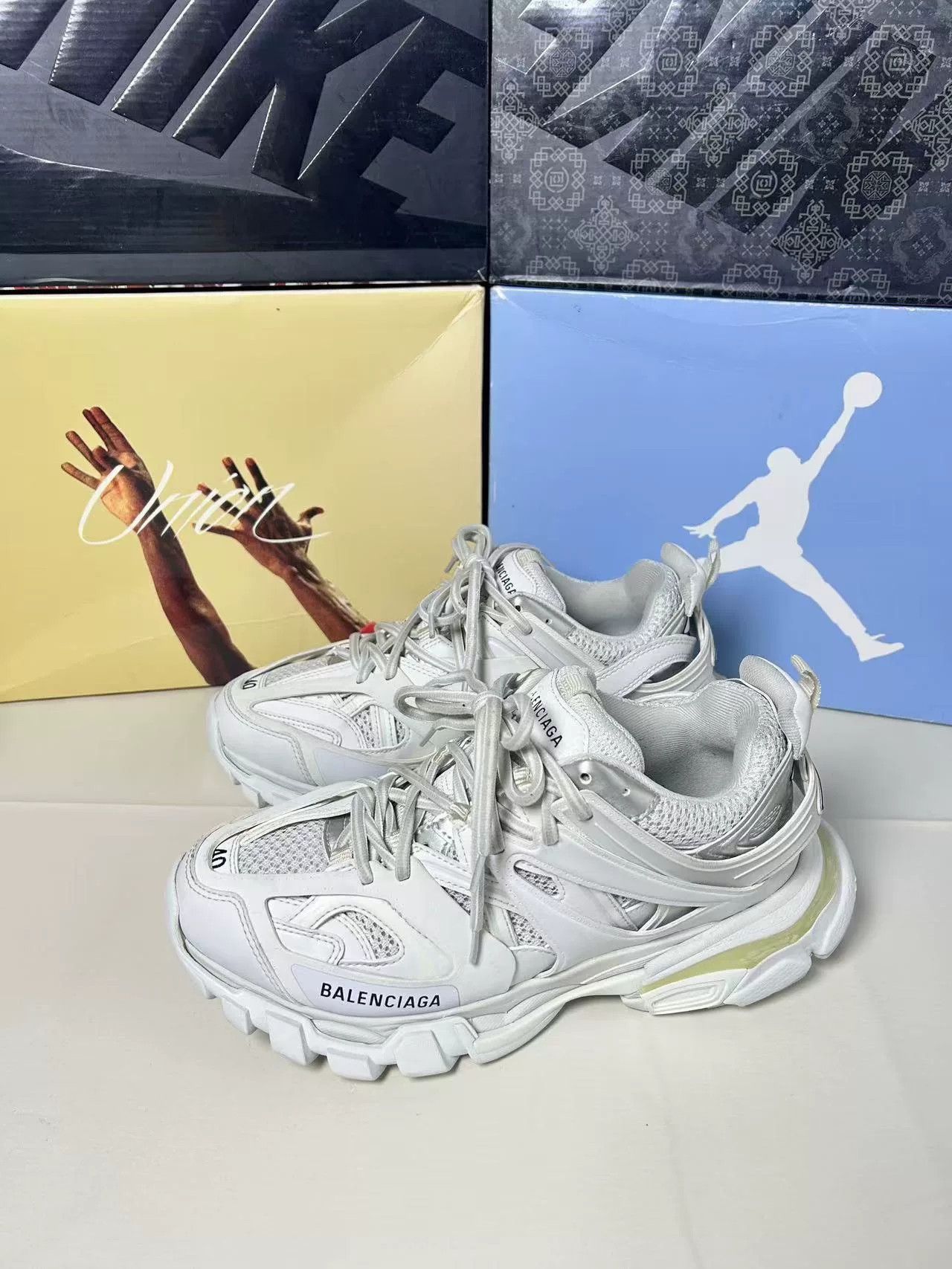 Balenciaga Balenciaga White Lowtop Sneakers 40 Men Size US 7.5 / EU 40-41 - 1 Thumbnail