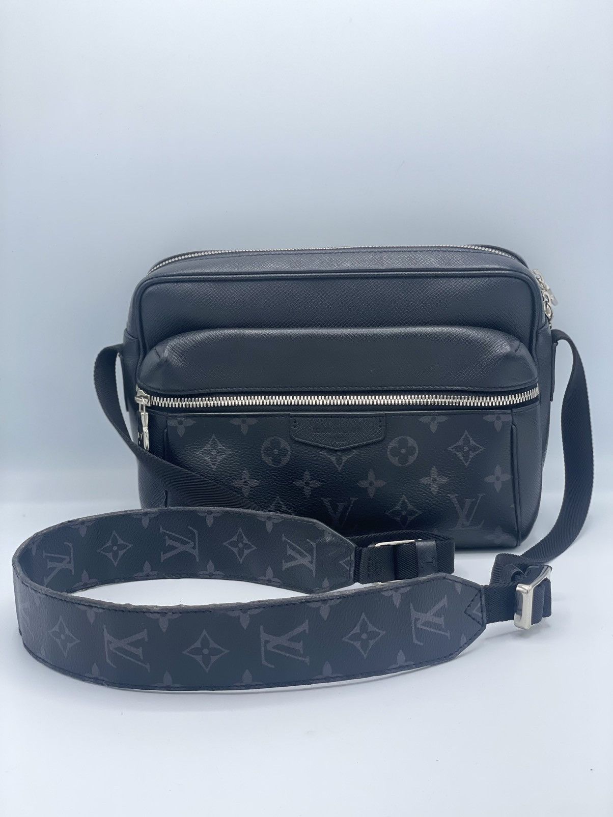 Louis Vuitton Taiga Monogram Eclipse Outdoor Messenger Black Size ONE SIZE - 2 Thumbnail