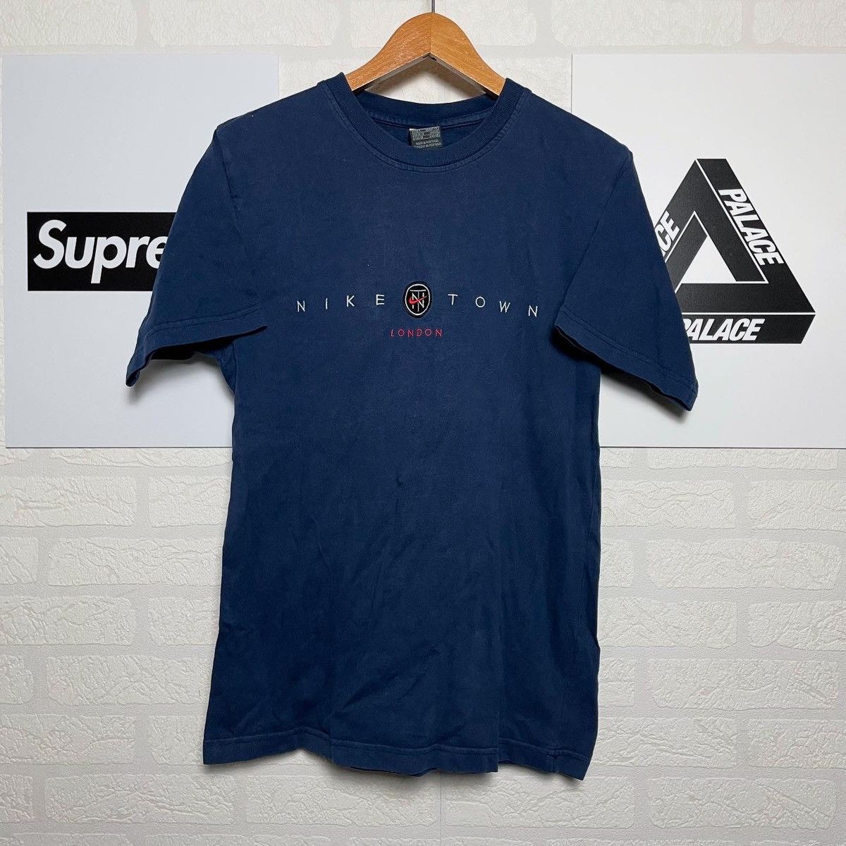 Nike Vintage 00s y2k Nike Town London T-shirt Rare Size US S / EU 44-46 / 1 - 1 Thumbnail