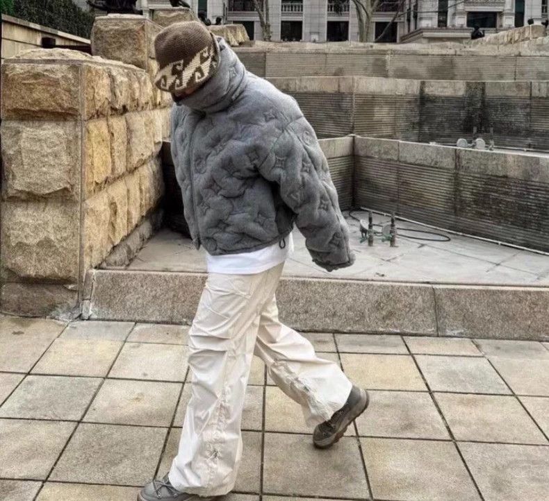 Louis Vuitton Louis Vuitton Grey logo embossed cashmere long sleeve jack Size US S / EU 44-46 / 1 - 9 Thumbnail