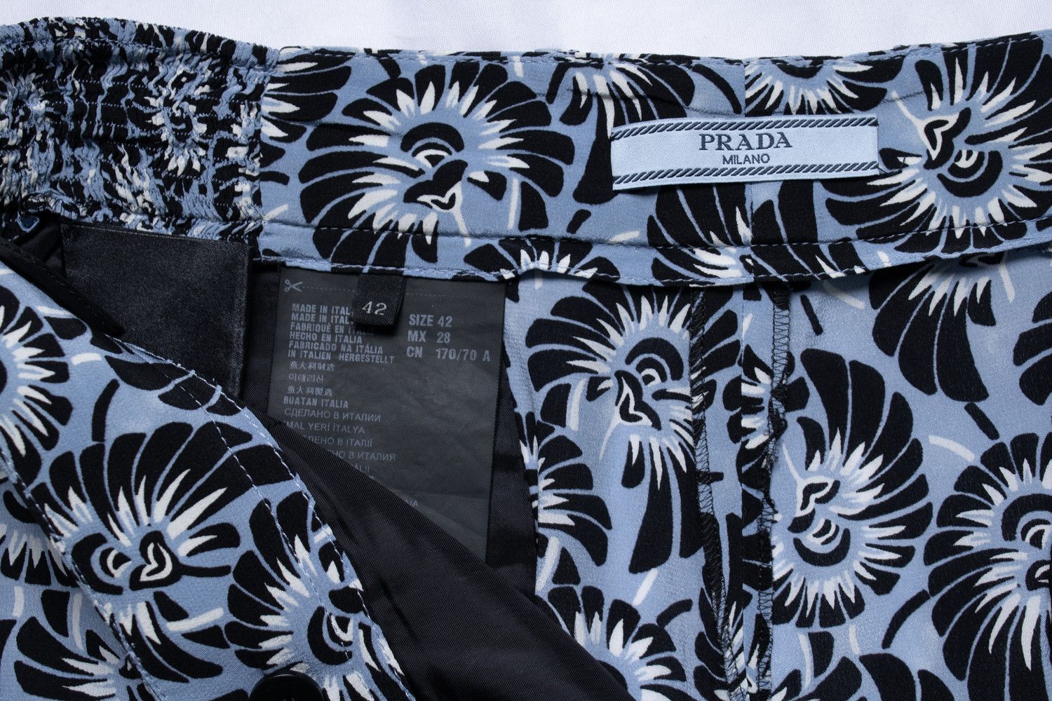 Prada Prada, blue floral printed silk casual pantalon Size 28" / US 6 / IT 42 - 7 Thumbnail