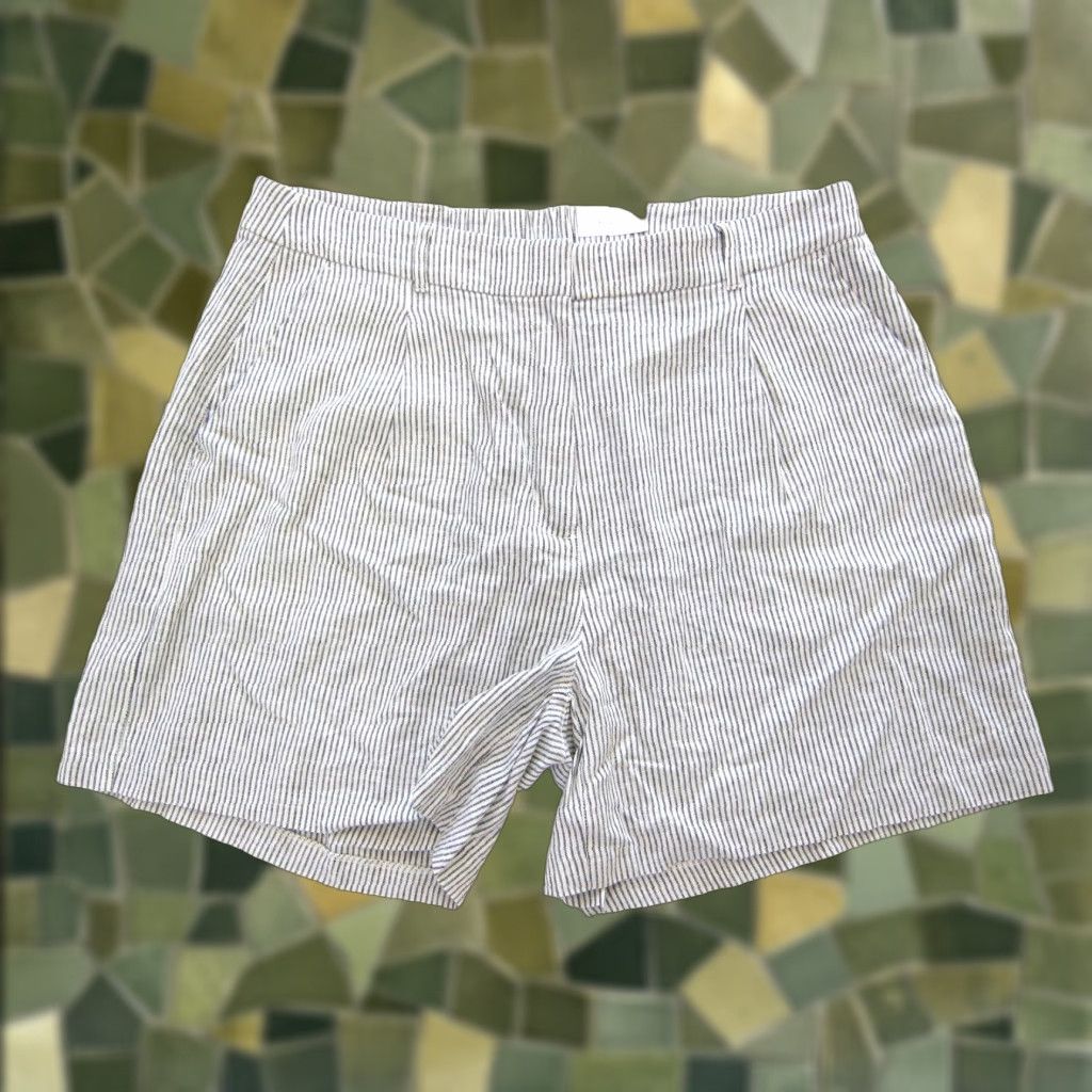 Old Navy NWT Old Navy Stripe Linen Chino Shorts Women 2X Grey White Extra High Rise NWT Plus Size 40" Waist 6" Inseam Women Size 40" / US 18 - 1 Thumbnail