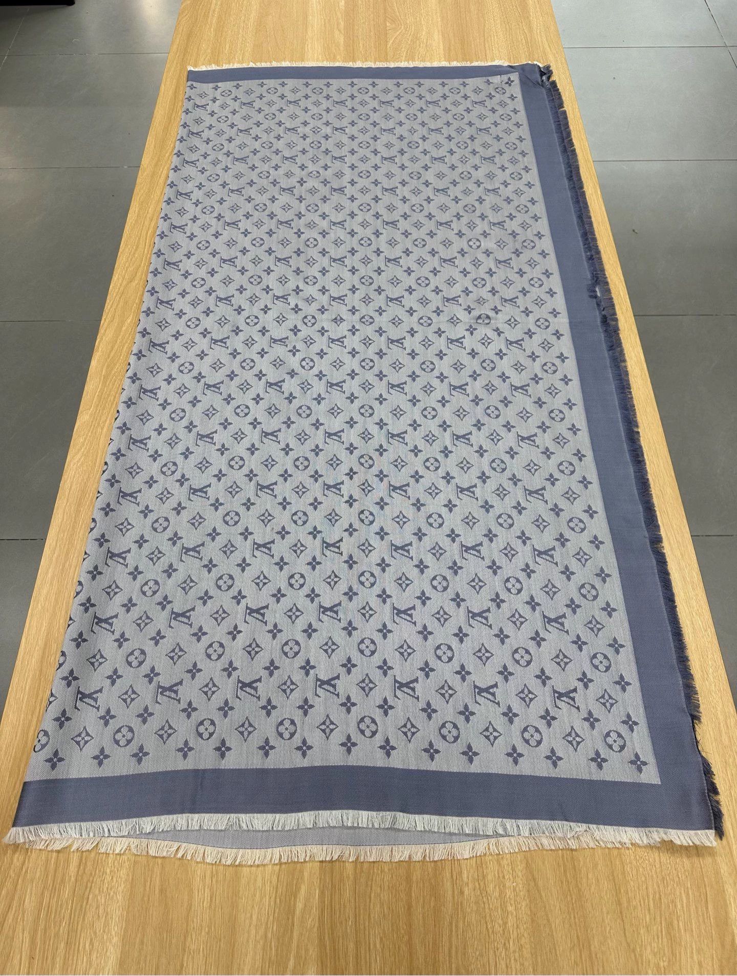 Louis Vuitton LOUIS VUITTON Monogram Denim Silk Scarf 139x139cm Size ONE SIZE - 3 Thumbnail