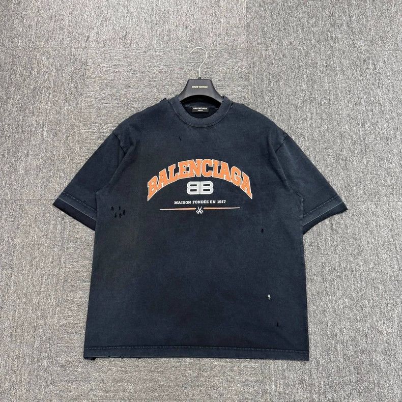 Balenciaga Balenciaga Worn out lettered print short sleeves with hole Size US XS / EU 42 / 0 - 1 Thumbnail
