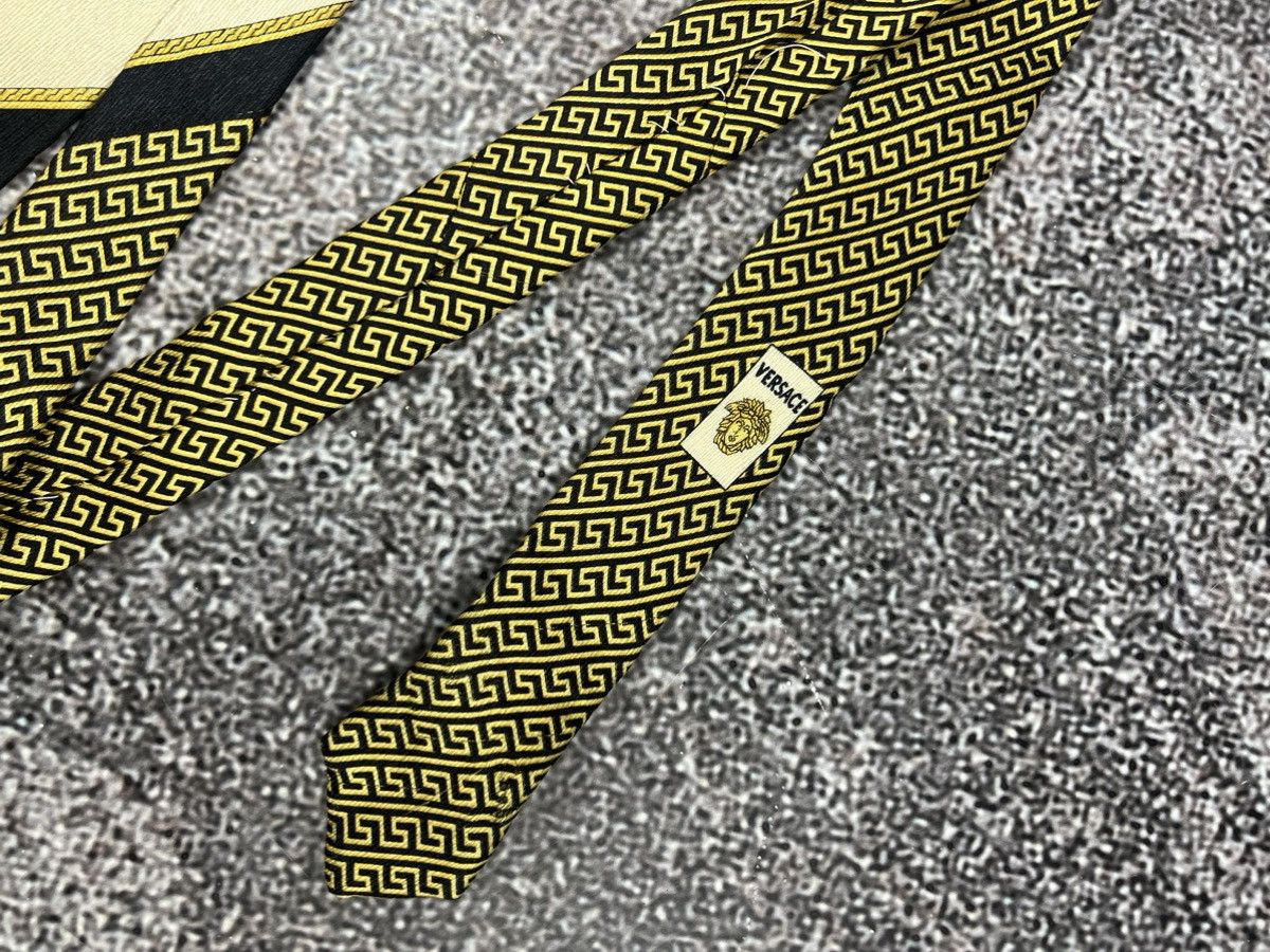 Versace Gianni Versace 90s medusa 100% silk meander luxury vintage Size ONE SIZE - 2 Thumbnail