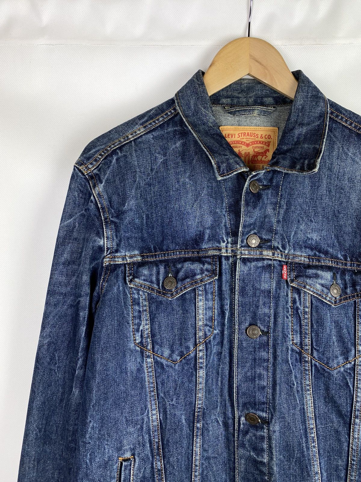 Levi's Levis men’s denim trucker jacket size L Size US L / EU 52-54 / 3 - 5 Thumbnail