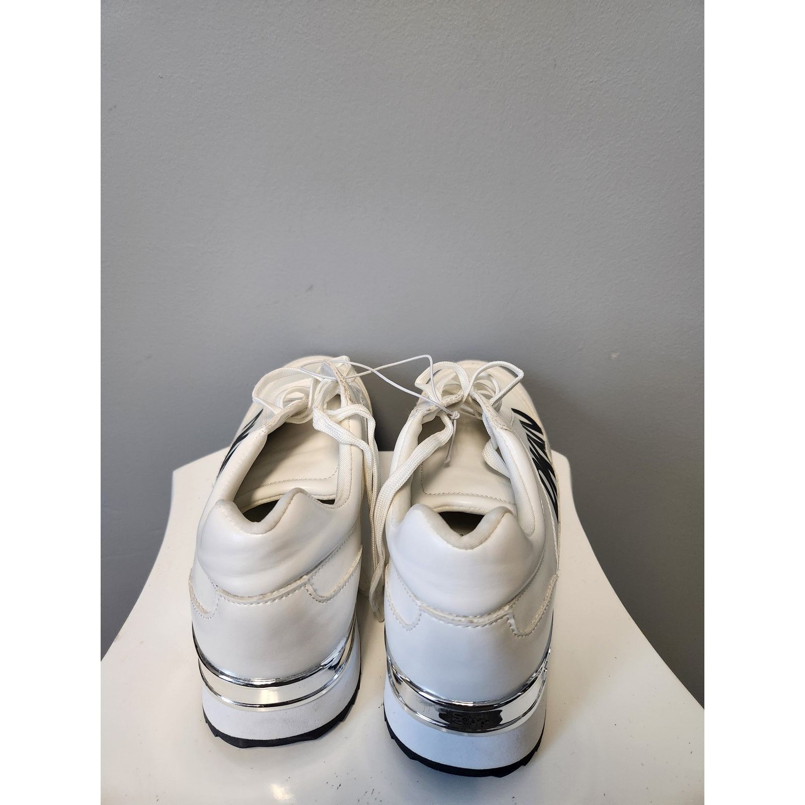 DKNY NWOT DKNY Athletic Sneakers White Size 11 Size US 11 / IT 41 - 3 Thumbnail