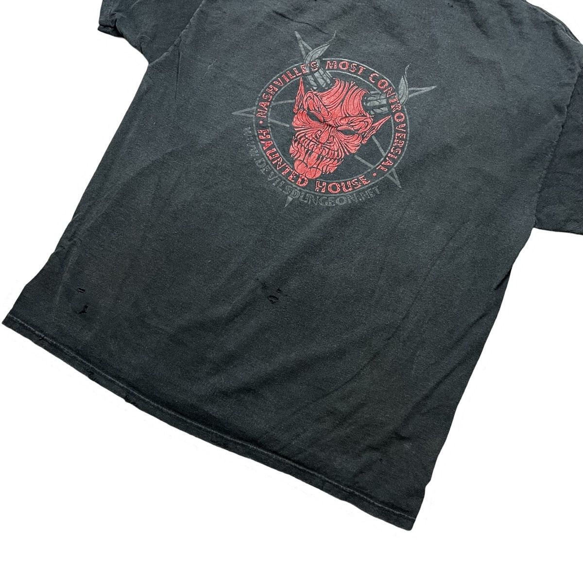 Vintage vintage devils dungeon haunted house tshirt Size US XL / EU 56 / 4 - 4 Thumbnail