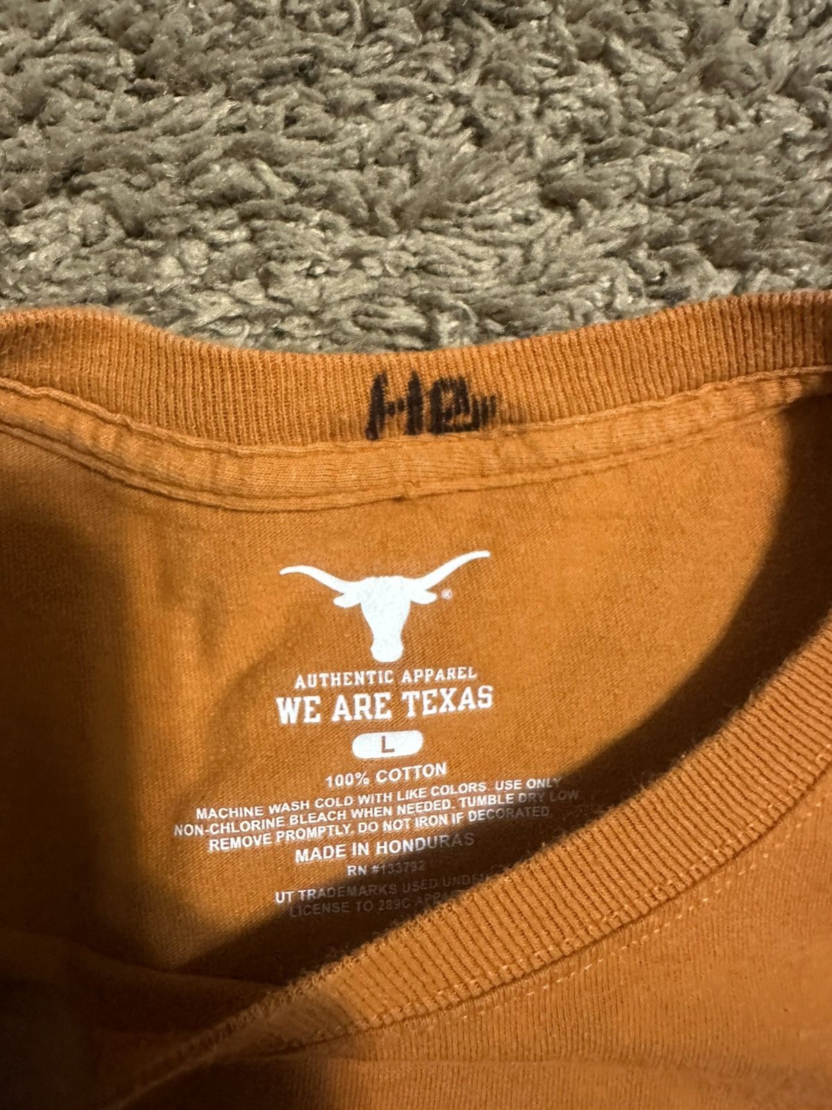 NCAA Vintage Texas Longhorns “big logo” shirt 00s size large Size US L / EU 52-54 / 3 - 3 Thumbnail
