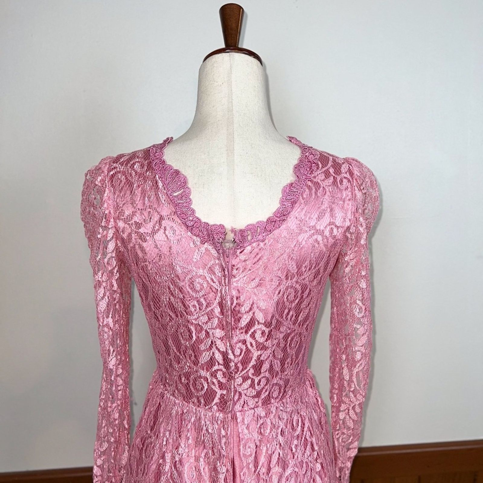 Vintage Beautiful Vintage 1970s/80s Alicia Allover Lace Gown! Size M / US 6-8 / IT 42-44 - 8 Thumbnail