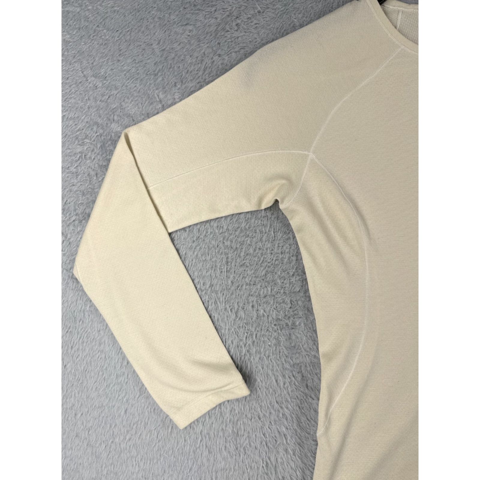 Patagonia Patagonia Shirt Womens Medium Yellow Capilene 3 Midweight Crew Long Sleeve Poly Shirt Womens Medium Yellow Capilene 3 Midweight Crew Long Sleeve Poly Size M / US 6-8 / IT 42-44 - 3 Thumbnail