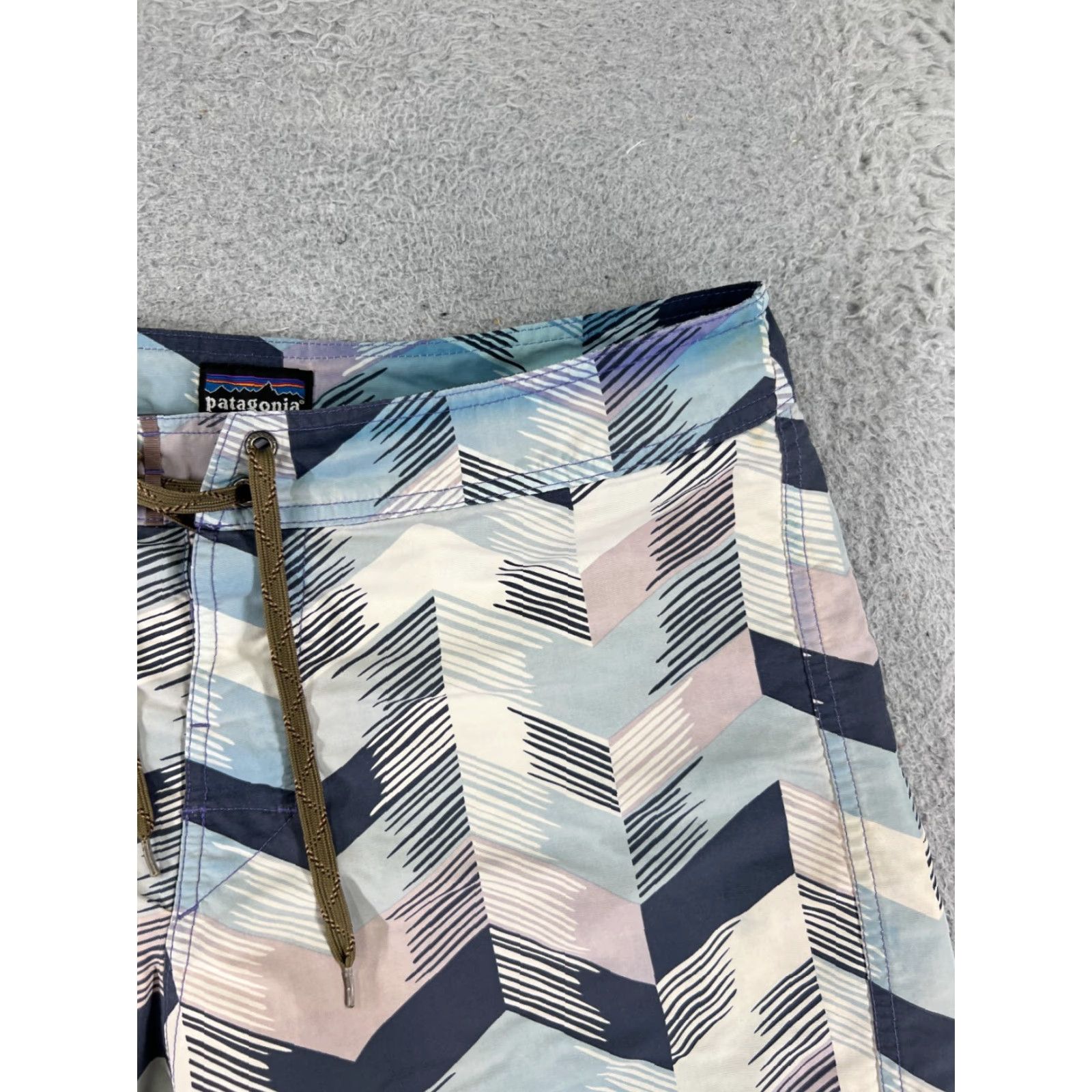 Patagonia Patagonia Bottom Mens 33 White Blue 100% Nylon Zipper Pockets Wavefarer Board Shorts Beach 90s Mens Size US 33 - 5 Thumbnail