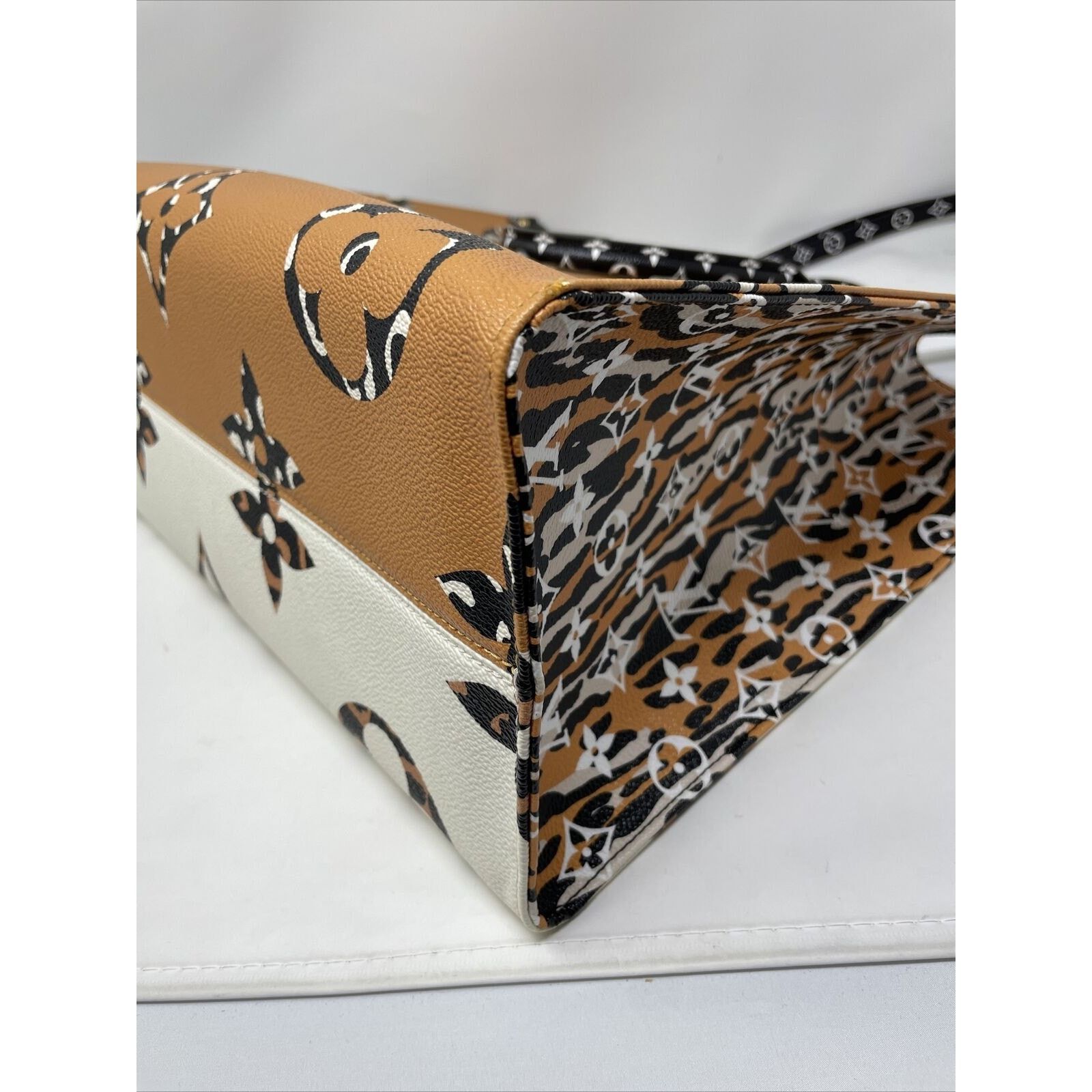 Louis Vuitton LOUIS VUITTON ONTHEGO GIANT JUNGLE MONOGRAM IVORY CARAMEL Size ONE SIZE - 16 Thumbnail