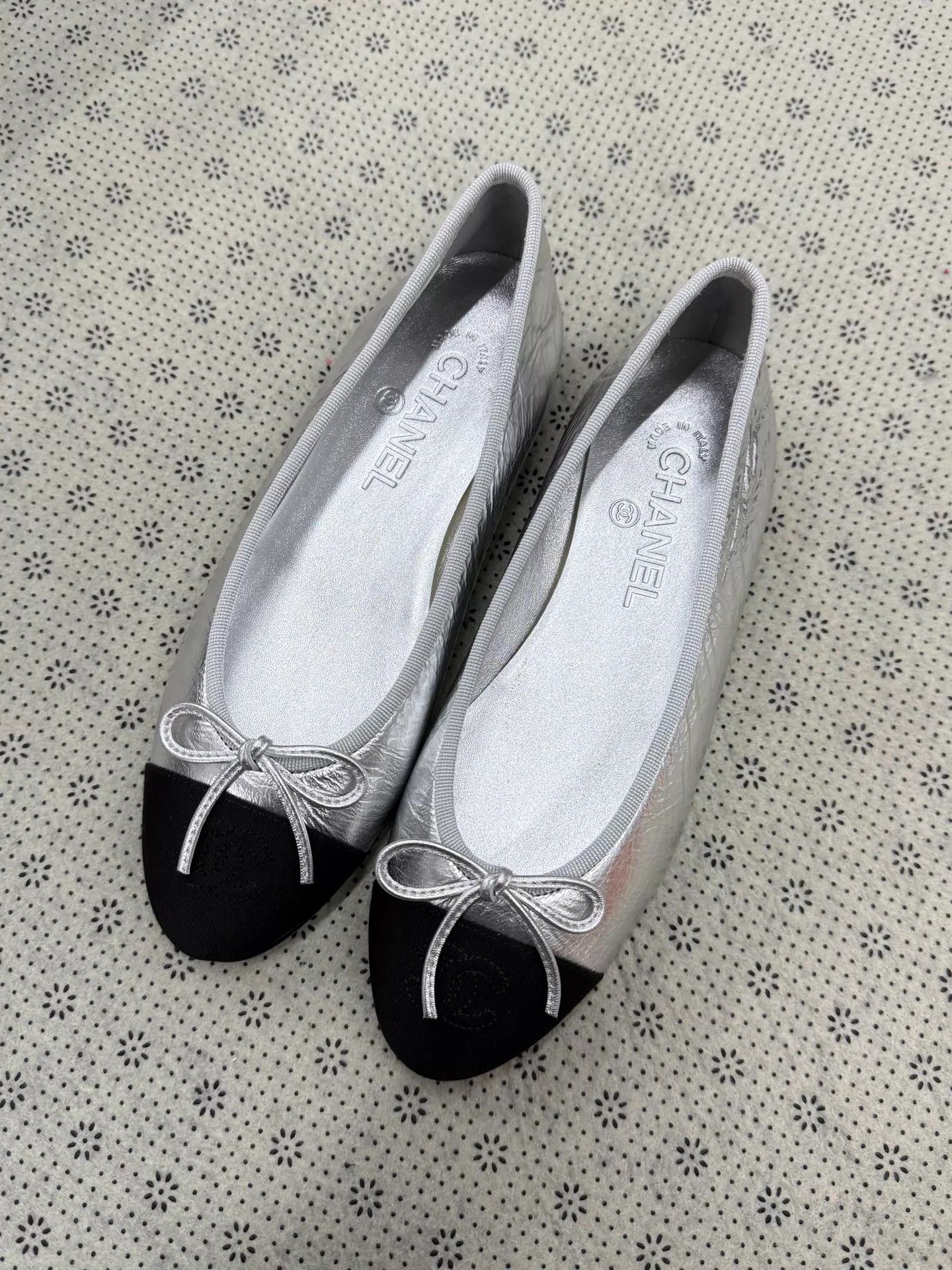 Chanel Chanel 25S Silver & Black Leather Ballet Flats 37 W/Box Size US 6.5 / IT 36.5 - 2 Thumbnail