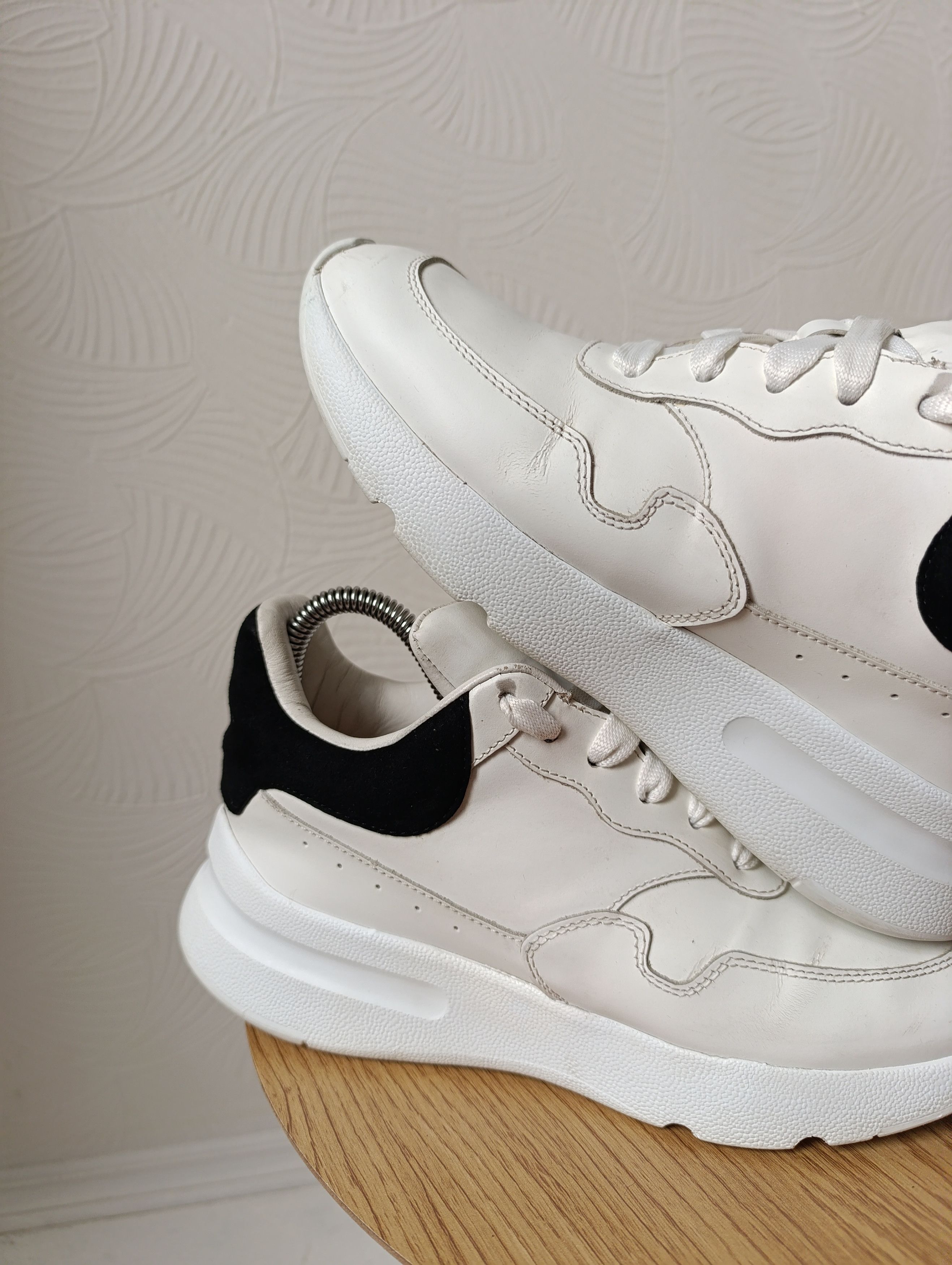 Alexander McQueen ALEXANDER MCQUEEN WOMEN'S WHITE LEATHER RUNNER SNEAKERS Size US 7.5 / IT 37.5 - 4 Thumbnail