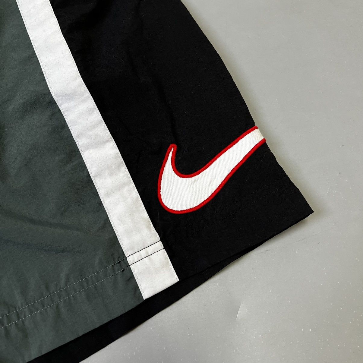 Nike Vintage Nike Shorts big logo y2k size XL swoosh Size US 36 / EU 52 - 5 Thumbnail