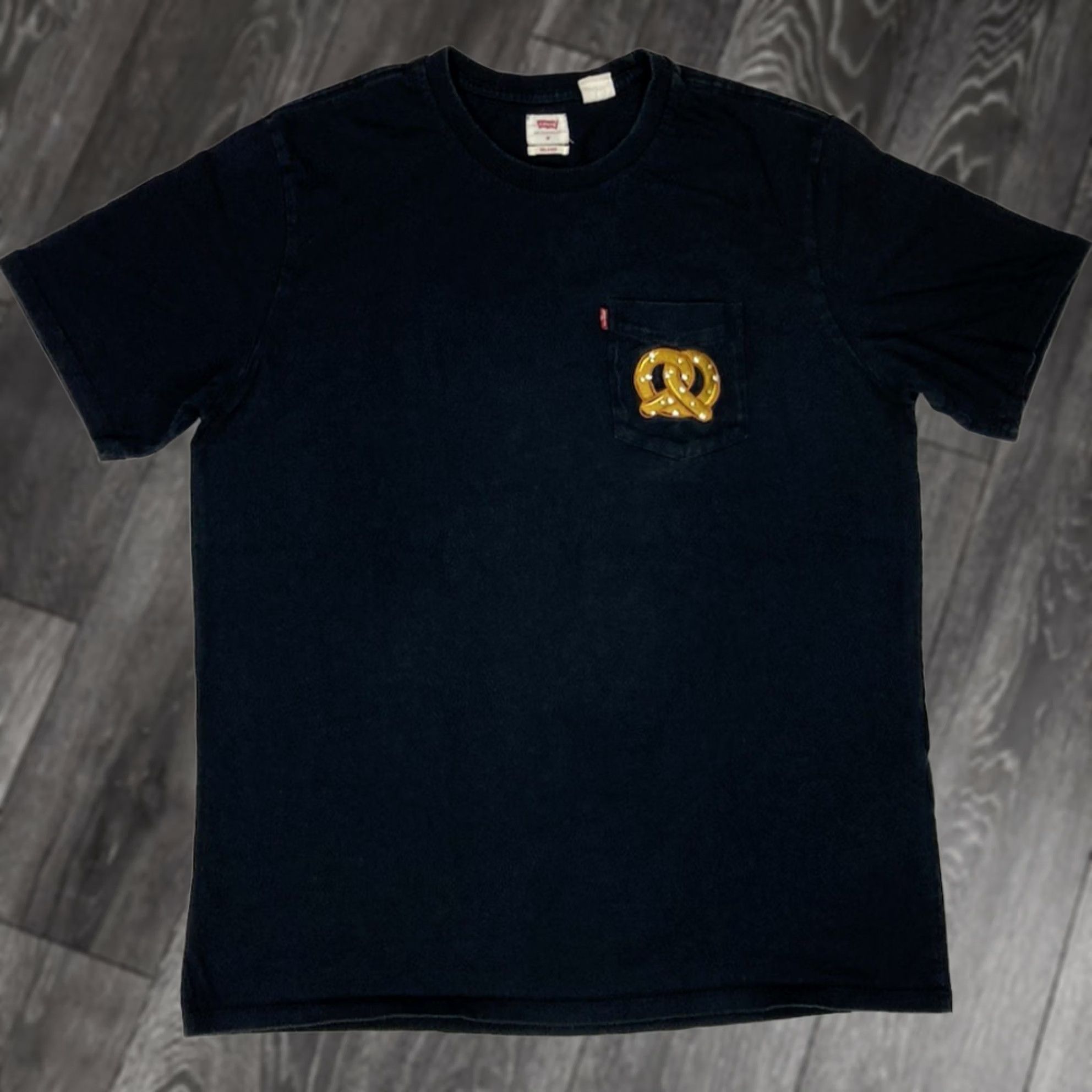 Levi's VINTAGE Levi’s Pretzel Logo Embroidered Pocket T-shirt Men Medium Black Short Sleeve Size US M / EU 48-50 / 2 - 1 Thumbnail