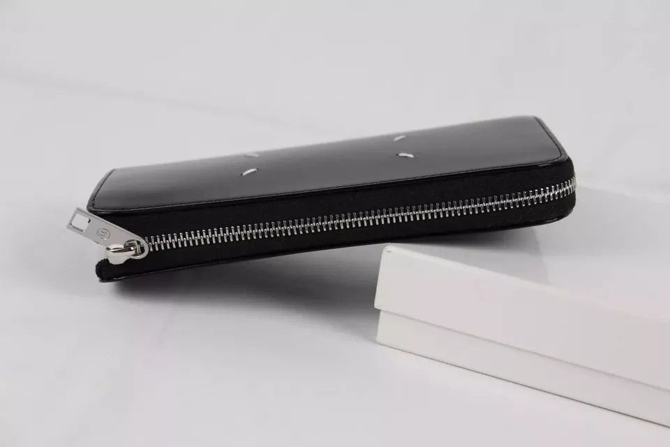 Maison Margiela o1rshd1 Size: OS / Logo Zip Wallet in Black Size ONE SIZE - 2 Thumbnail