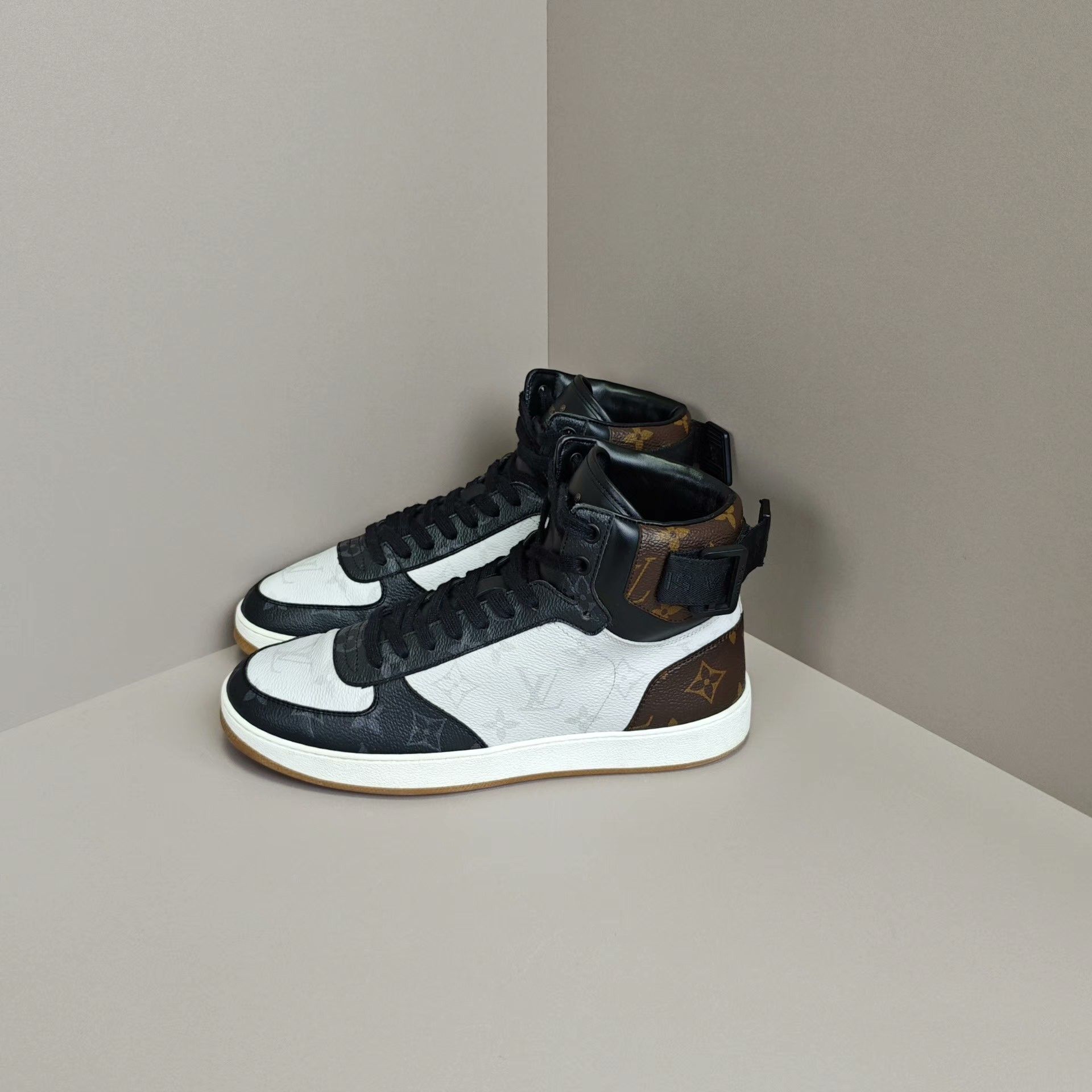 Louis Vuitton Louis Vuitton Hitop Sneakers 6 Men Size US 6 / EU 39 - 1 Thumbnail