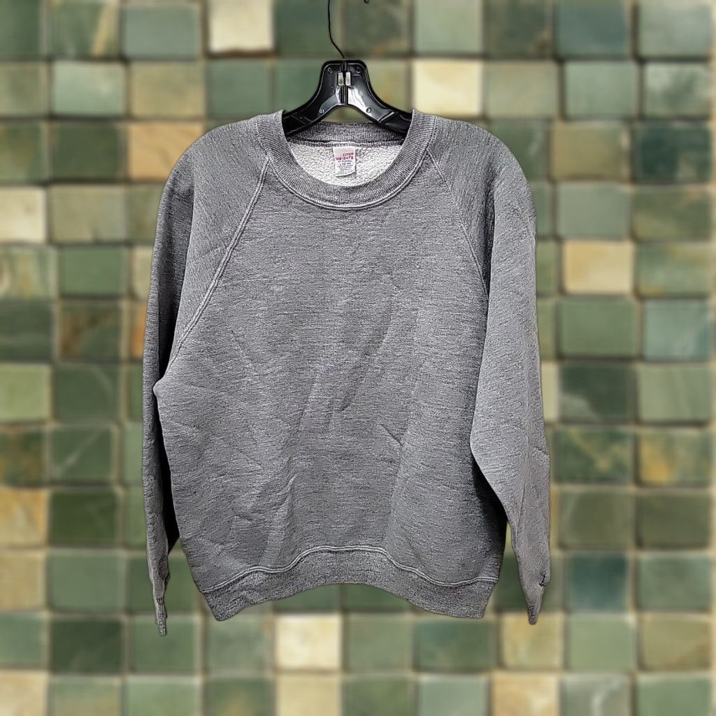 Vintage VINTAGE Russell Sweater Mens XL Gray USA Made Tri Blend Sportswear/Beach 1990s Distressed Chest 22 Length 26 Size US XL / EU 56 / 4 - 1 Thumbnail