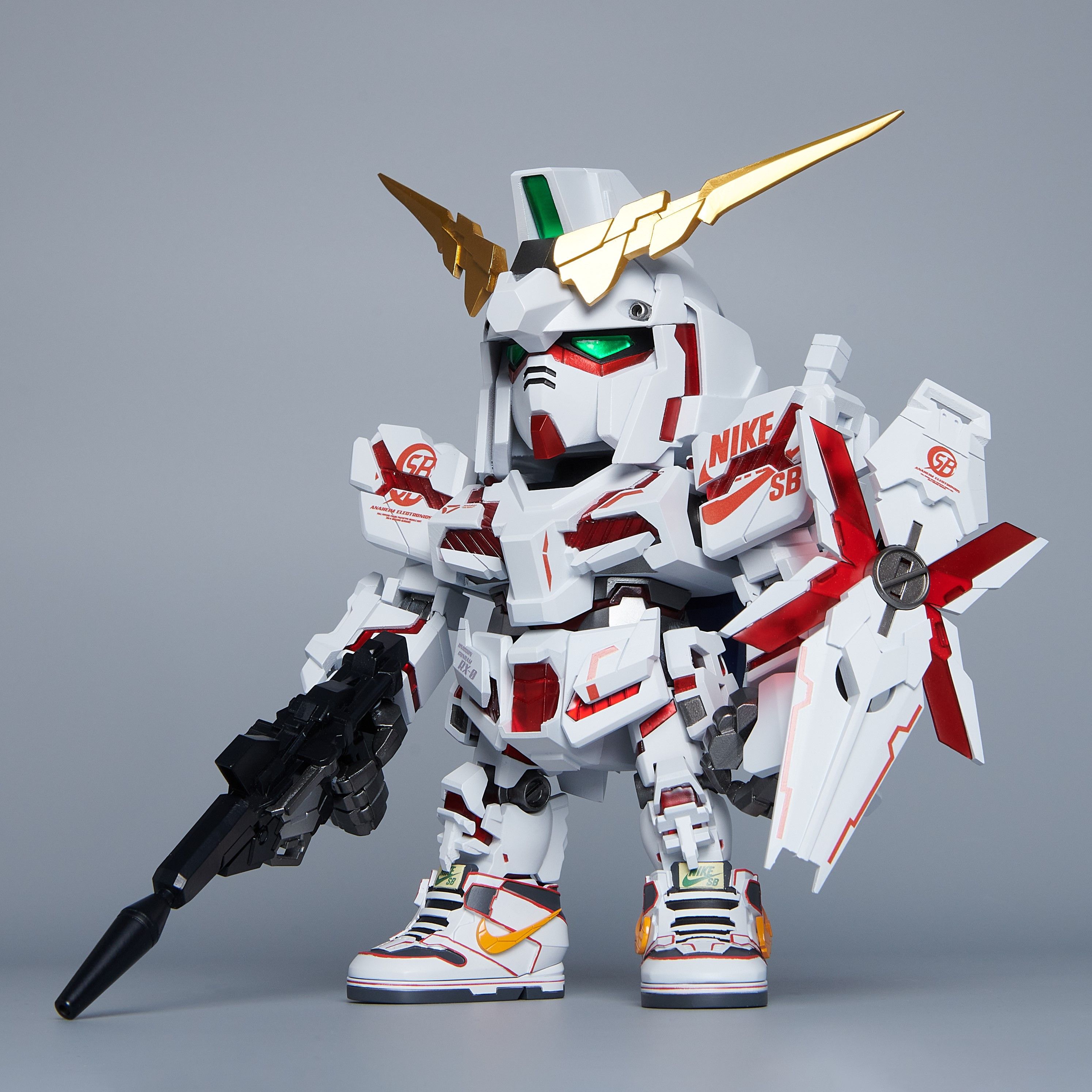 Gundam x Nike SB Unicorn RX-0 (Destroy) Figure
