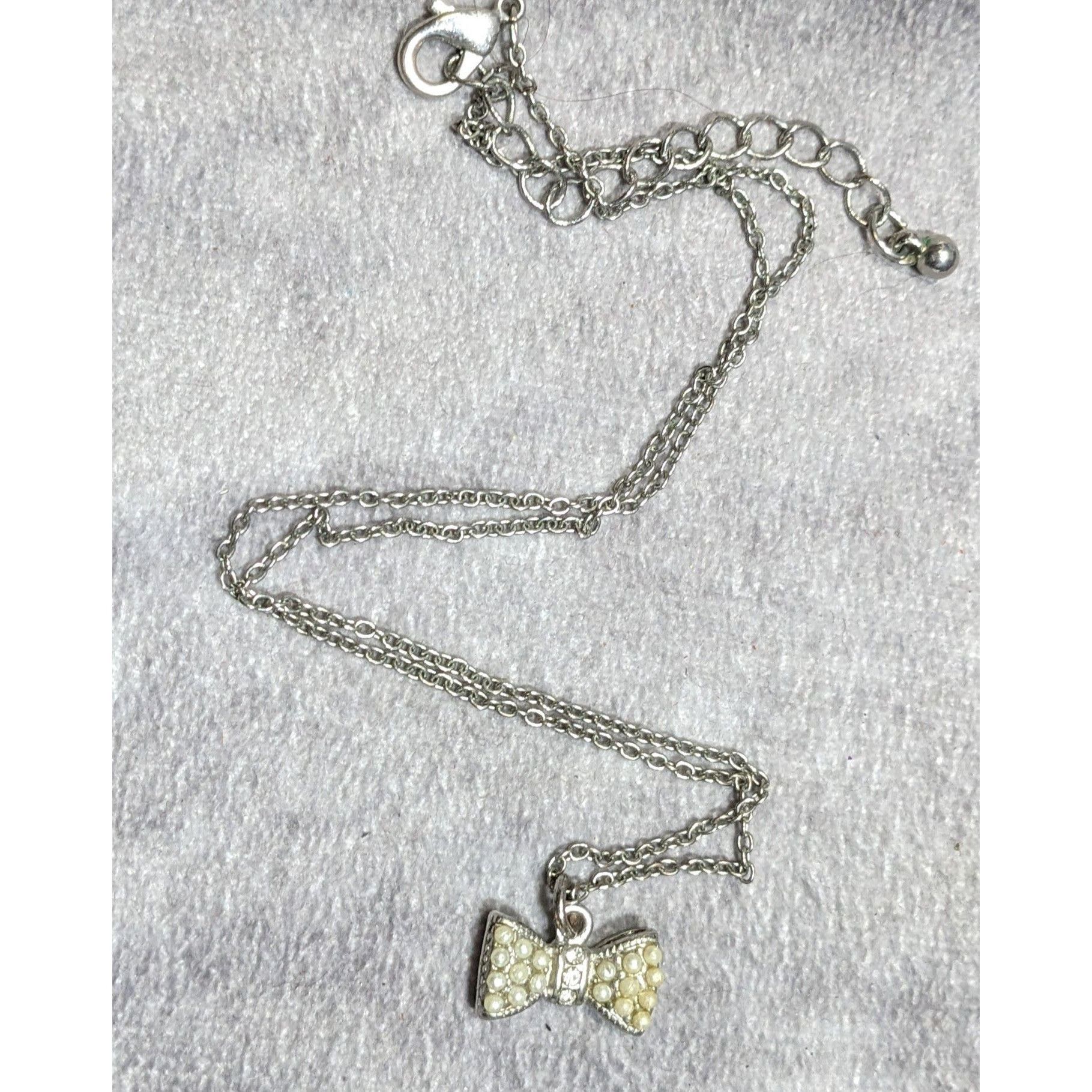 Other Vintage Dainty Bow Pendant Necklace With Faux Pearls & Rhine Size ONE SIZE - 6 Thumbnail
