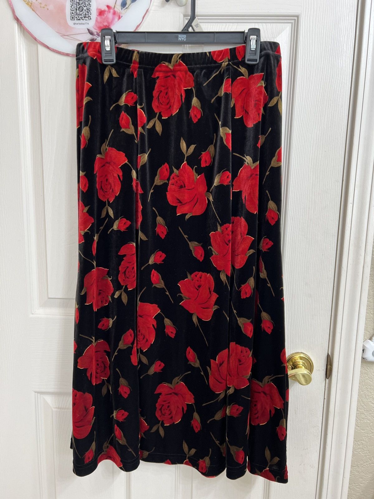 Coldwater Creek Coldwater Creek Black Maxi Skirt with Red Rose Print Size 36" / US 14 / IT 50 - 1 Thumbnail